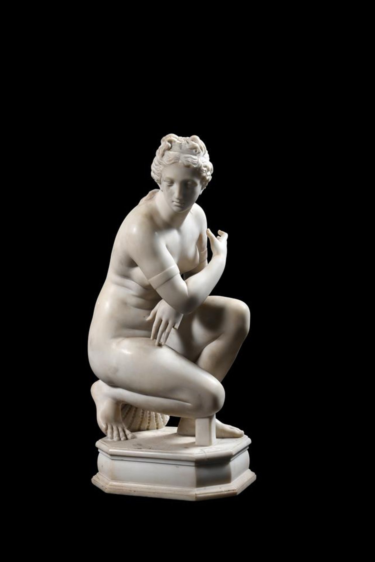 AFTER THE ANTIQUE, A CARVED MARBLE FIGURE OF THE CROUCHING VENUS, LATE 19TH OR EARLY 20TH CENTURY