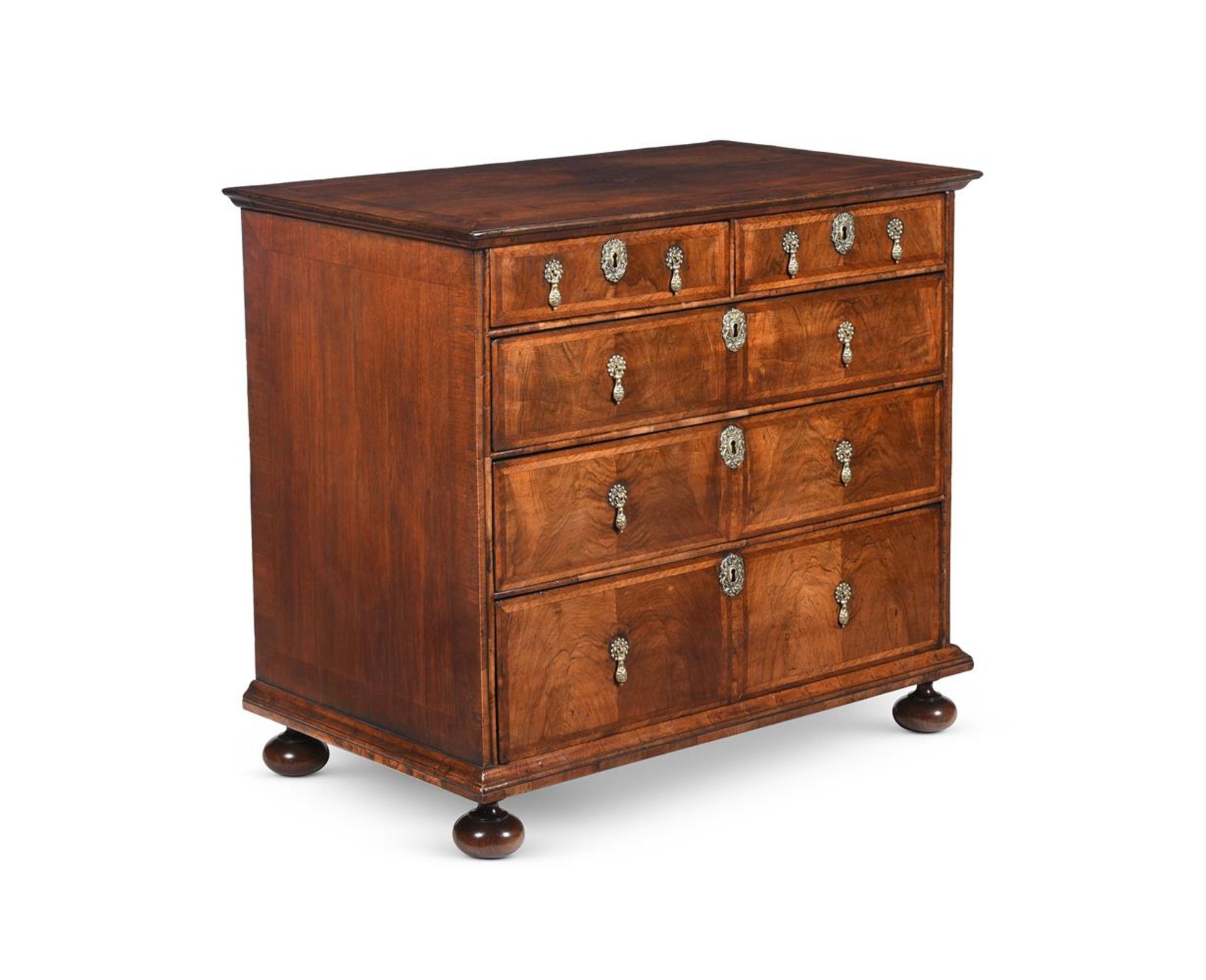 A WILLIAM & MARY FIGURED WALNUT AND FEATHERBANDED CHEST OF DRAWERS, CIRCA 1690 - Bild 2 aus 6