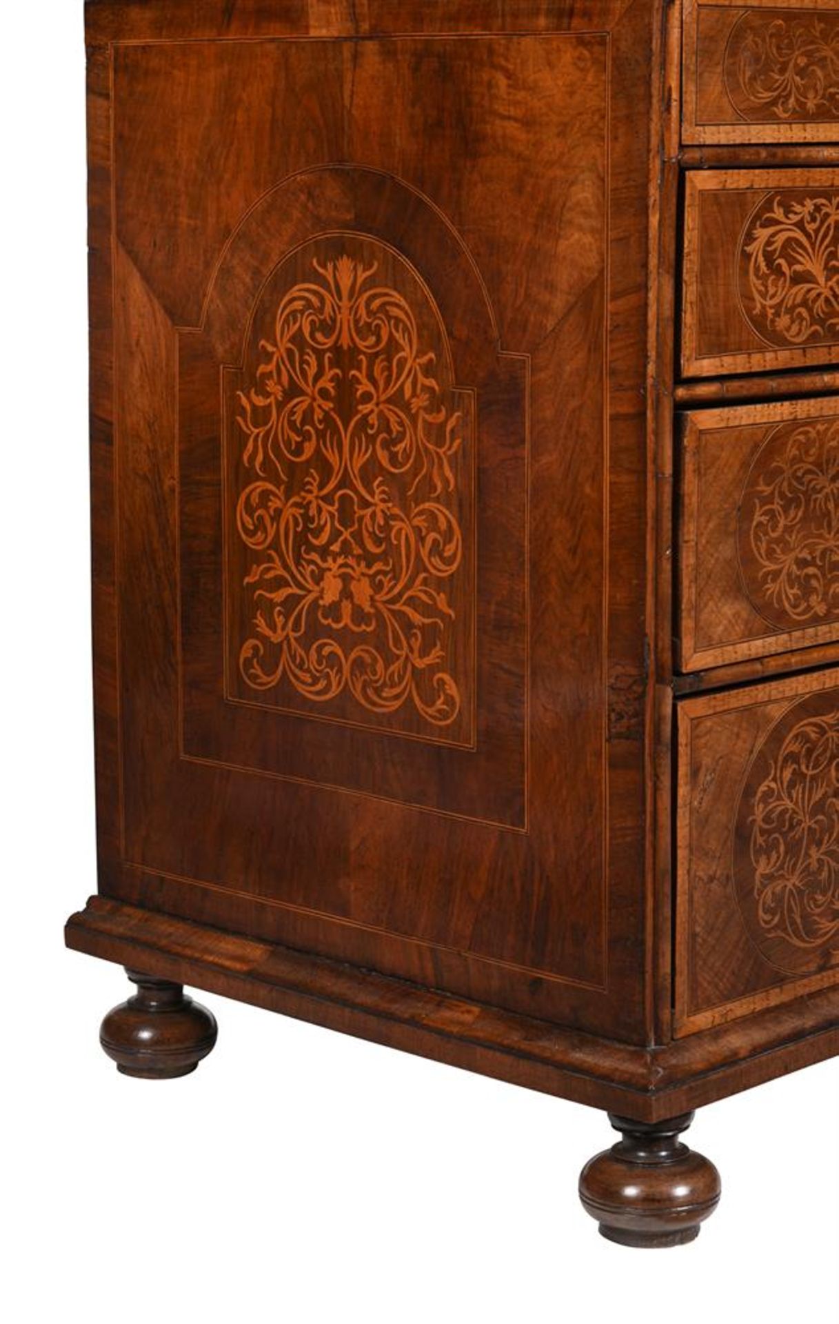 A FINE WILLIAM & MARY WALNUT AND SEAWEED MARQUETRY CHEST OF DRAWERS, CIRCA 1690 - Image 6 of 9