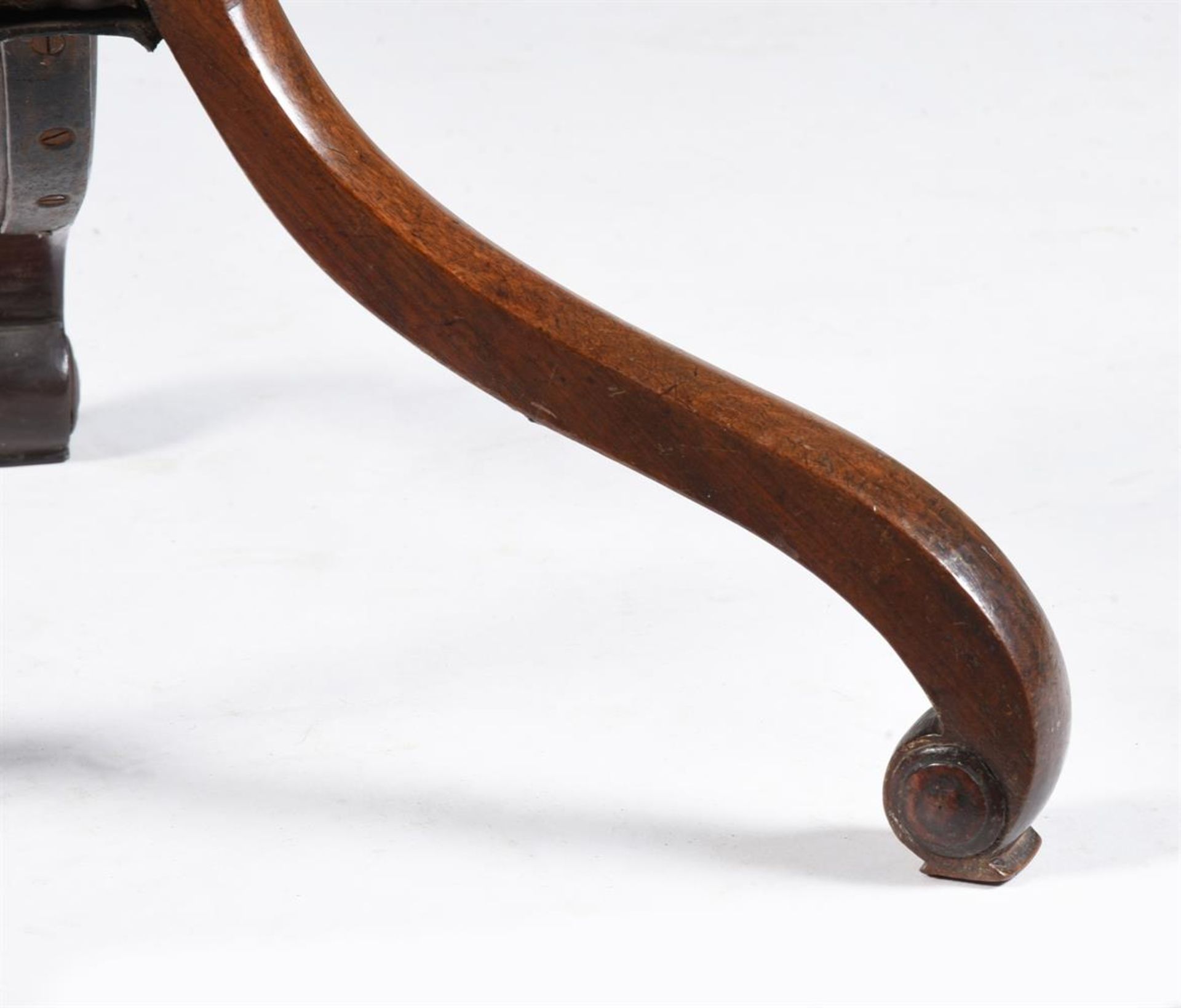 A GEORGE III MAHOGANY AND CROSSBANDED TRIPOD TABLE, IN THE MANNER OF THOMAS CHIPPENDALE, CIRCA 1790 - Image 4 of 4