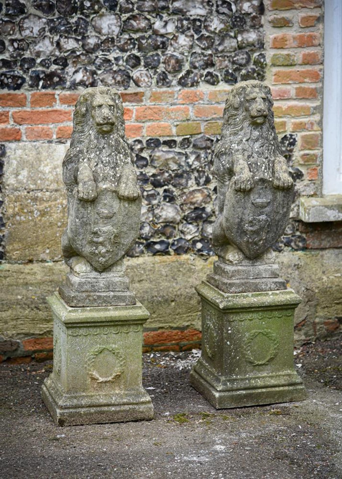 A PAIR OF COMPOSITION STONE HERALDIC LIONS, 20TH CENTURY - Image 3 of 3