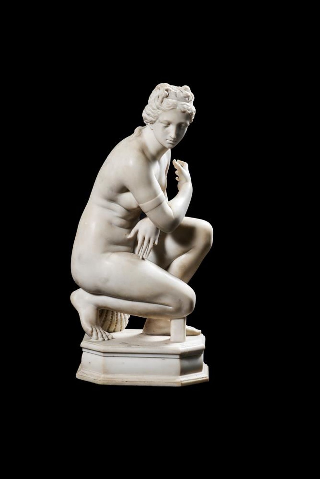 AFTER THE ANTIQUE, A CARVED MARBLE FIGURE OF THE CROUCHING VENUS, LATE 19TH OR EARLY 20TH CENTURY - Image 2 of 6