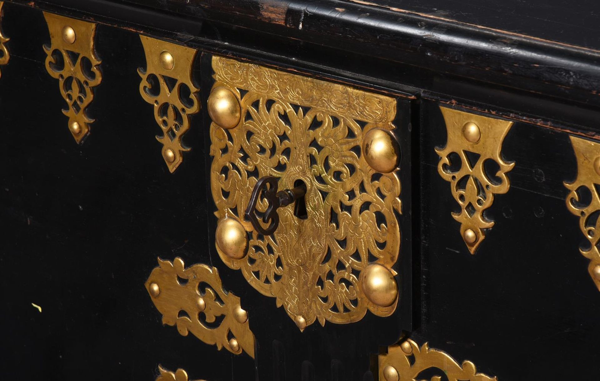 A LARGE EBONISED AND BRASS MOUNTED 'ZANZIBAR' CHEST, EARLY 20TH CENTURY AND LATER - Image 4 of 5