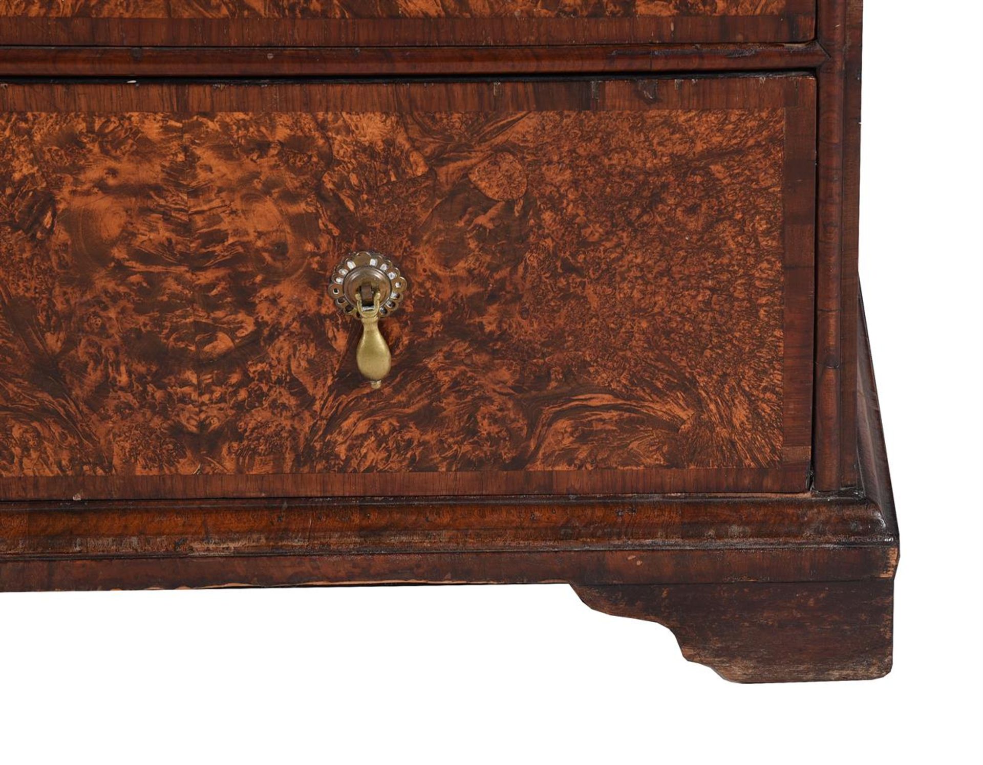 Y A QUEEN ANNE MULBERRY AND ROSEWOOD CROSSBANDED CHEST OF DRAWERS, CIRCA 1710 - Image 3 of 4
