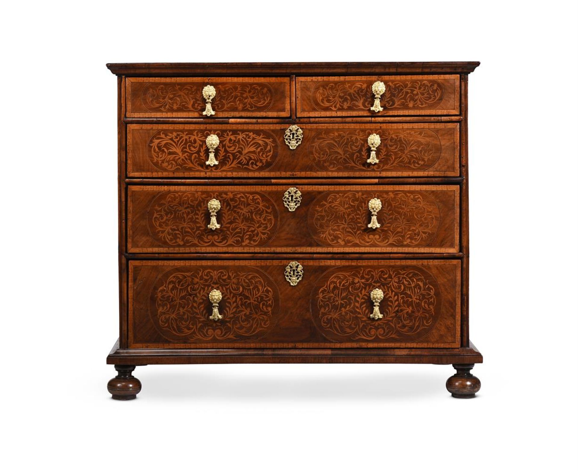A FINE WILLIAM & MARY WALNUT AND SEAWEED MARQUETRY CHEST OF DRAWERS, CIRCA 1690 - Bild 2 aus 9