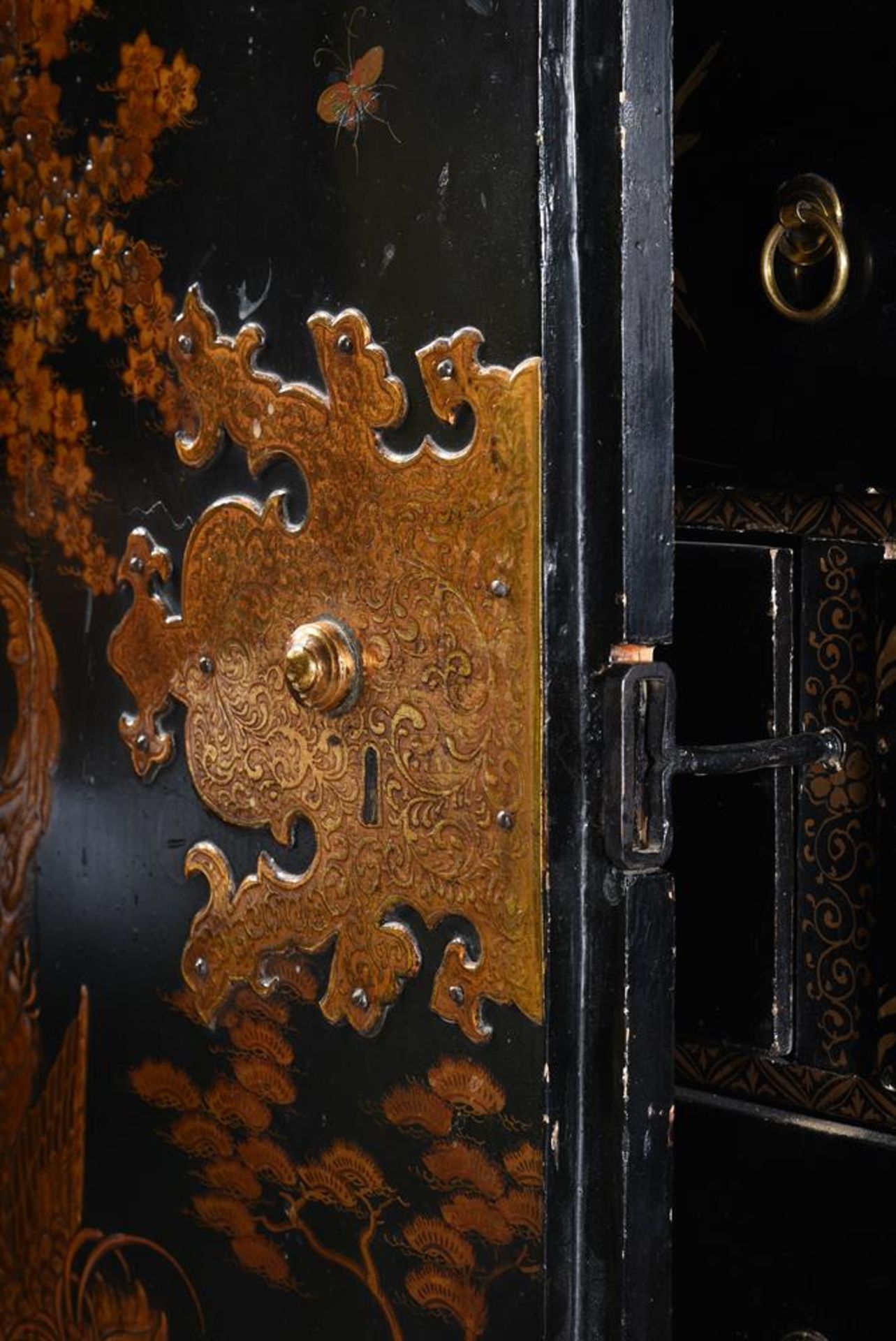 A BLACK LACQUER AND GILT CHINOISERIE DECORATED CABINET ON STAND, 18TH CENTURY - Image 7 of 7