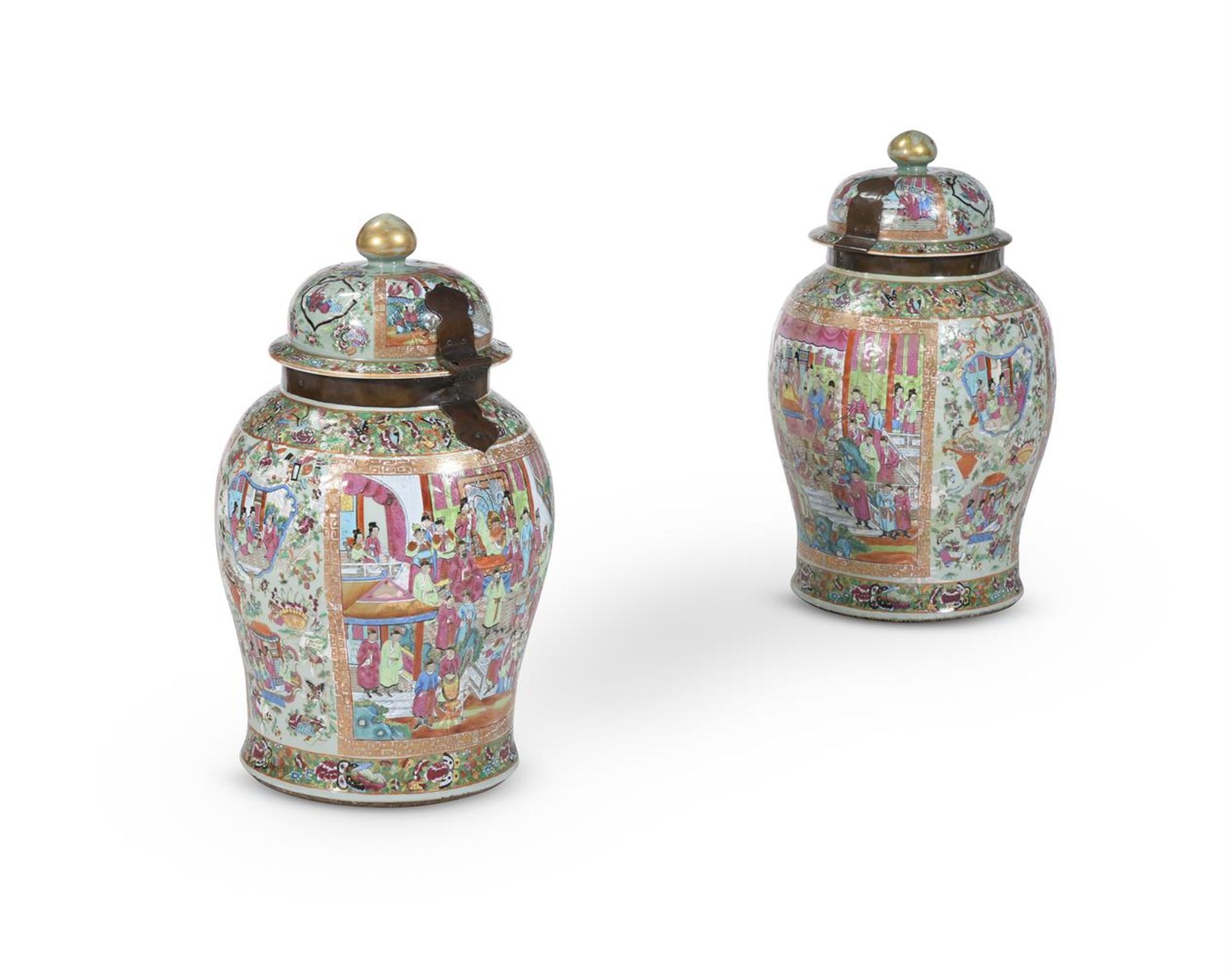 A LARGE PAIR OF CHINESE CANTON EXPORT FAMILLE VERTE TEMPLE JARS AND COVERS, LATE 19TH CENTURY - Bild 2 aus 4