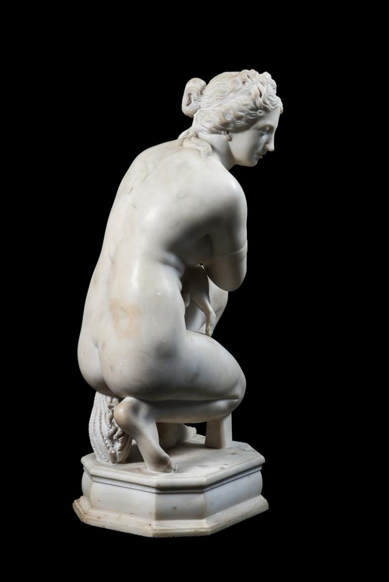 AFTER THE ANTIQUE, A CARVED MARBLE FIGURE OF THE CROUCHING VENUS, LATE 19TH OR EARLY 20TH CENTURY - Image 4 of 6