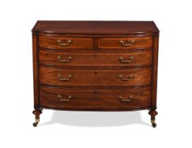 Y A GEORGE III MAHOGANY AND SATINWOOD CROSSBANDED BOWFRONT COMMODE, CIRCA 1800