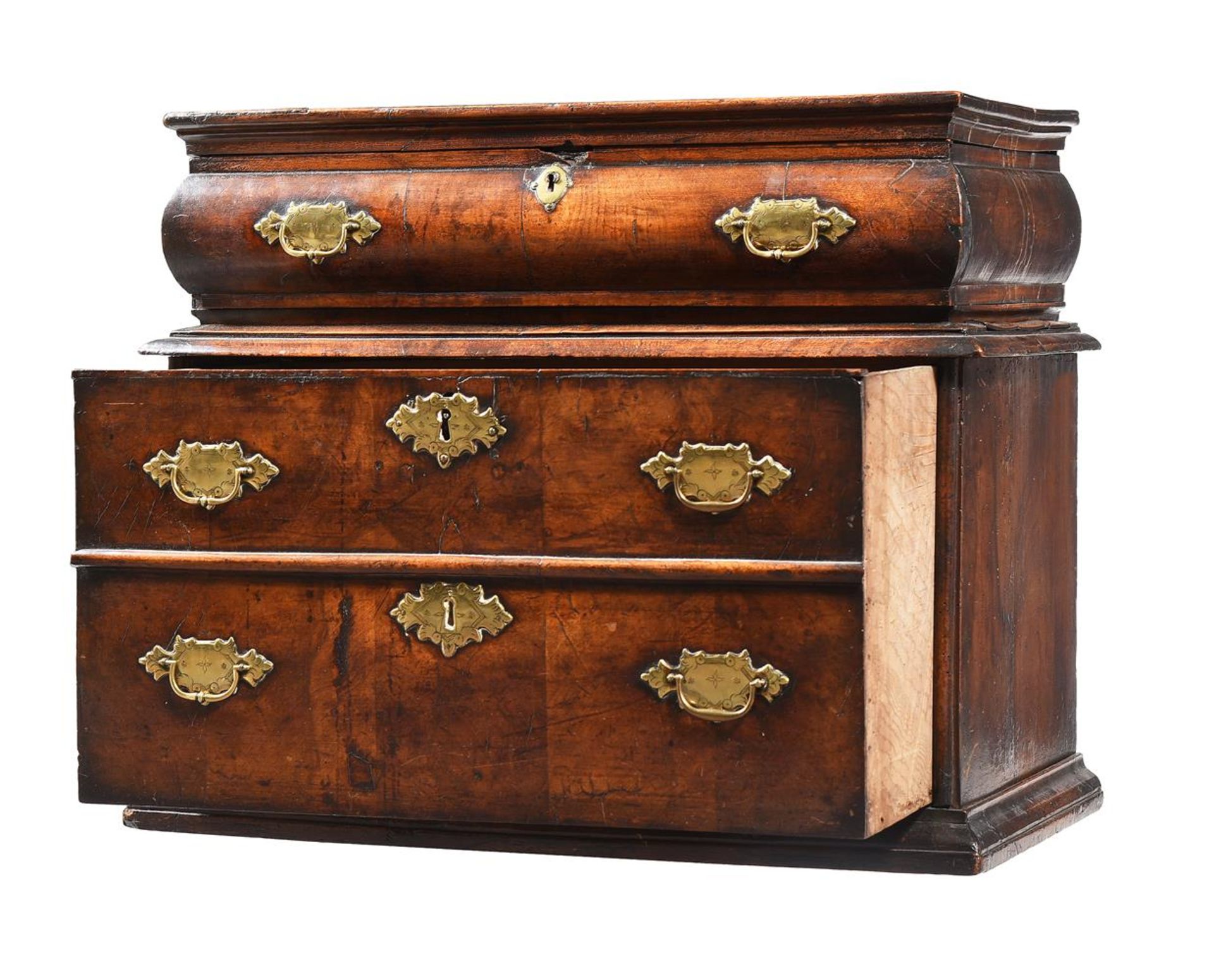 AN UNUSUAL SMALL QUEEN ANNE WALNUT CHEST OF DRAWERS, CIRCA 1710 - Bild 3 aus 3