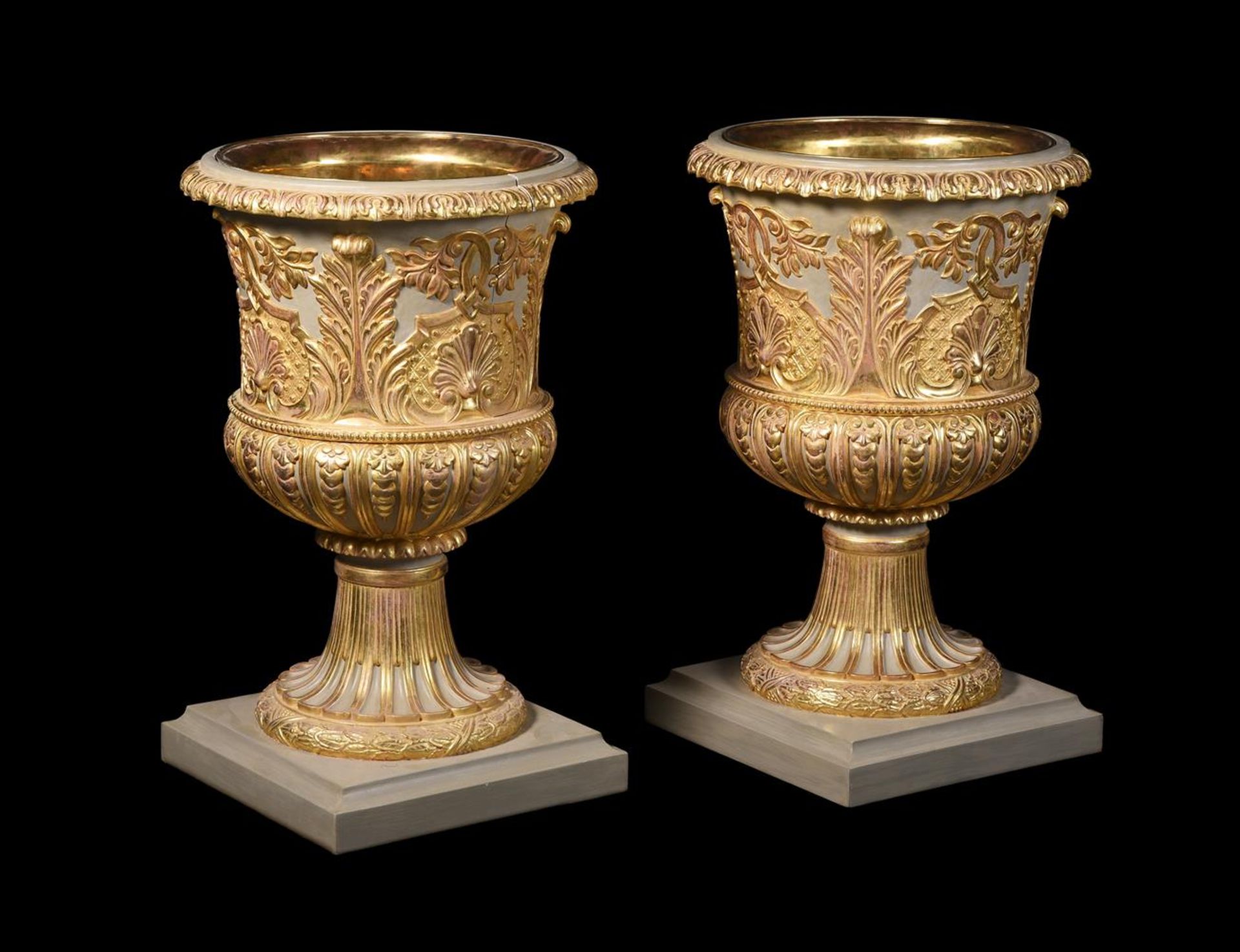A SET OF FOUR CARVED WOOD, GESSO AND PARCEL GILT URNS, IN THE MANNER OF WILLIAM KENT - Bild 3 aus 6