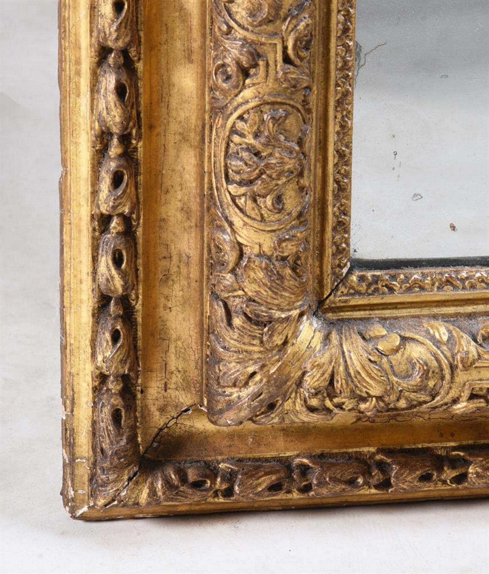 A WILLIAM & MARY CARVED GILTWOOD MIRROR, LATE 17TH CENTURY - Bild 3 aus 4