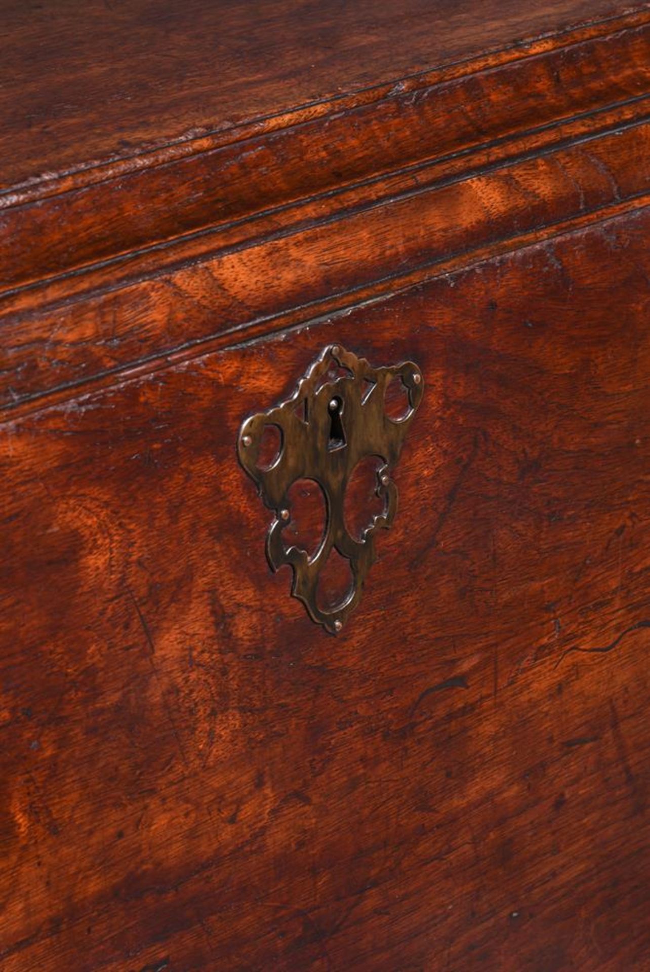 A GEORGE III MAHOGANY MULE CHEST ON STAND, IN THE MANNER OF THOMAS CHIPPENDALE, CIRCA 1760 - Bild 2 aus 4