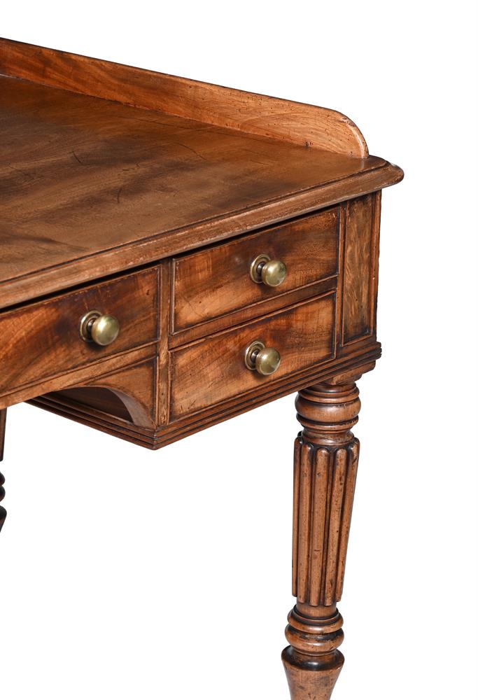 A REGENCY MAHOGANY DRESSING TABLE, ATTRIBUTED TO GILLOWS, CIRCA 1820 - Image 3 of 4