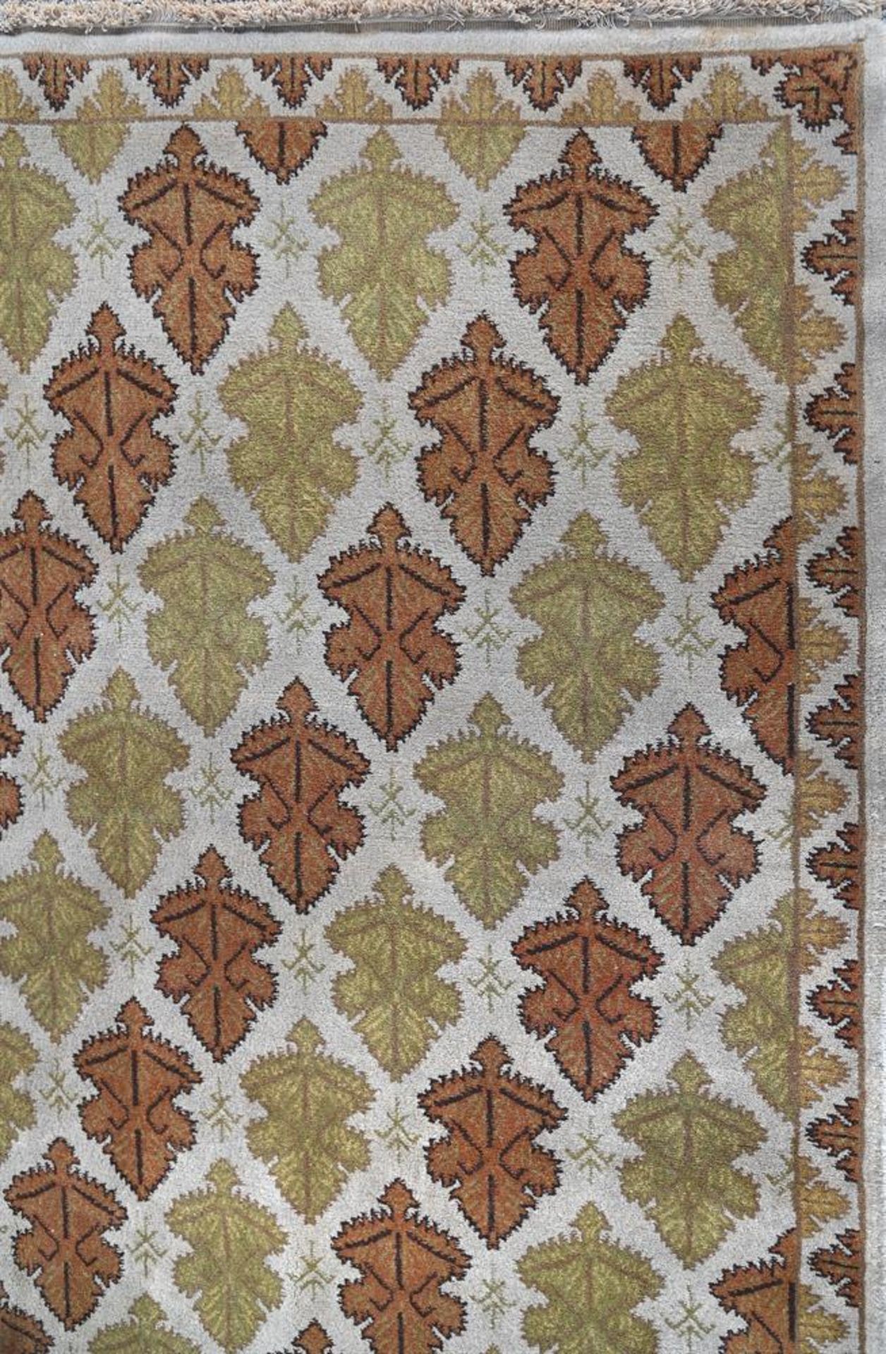 AN UNUSUAL EUROPEAN CARPET, OF ARTS & CRAFTS DESIGN, CIRCA 1920 - Image 3 of 3