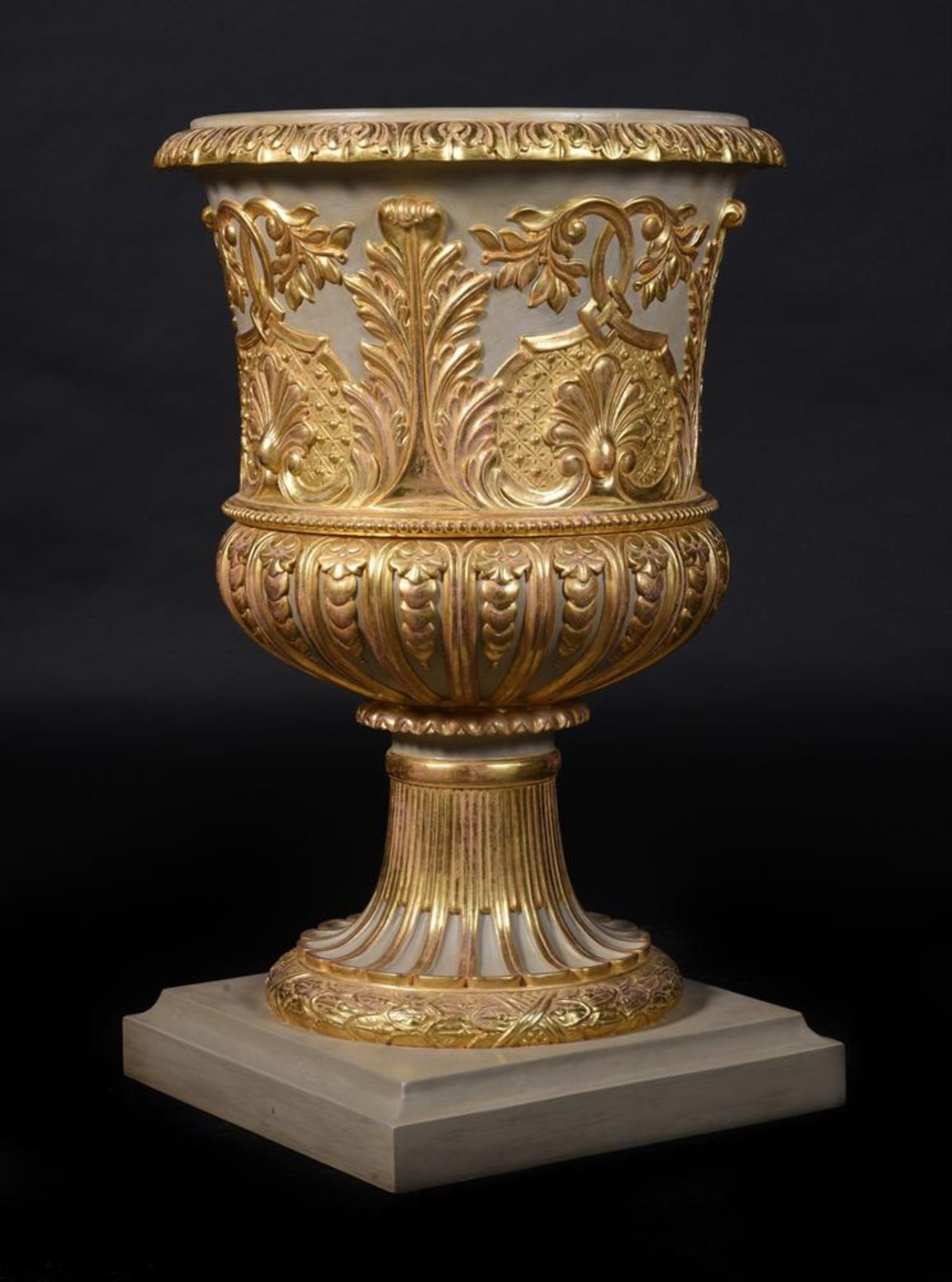 A SET OF FOUR CARVED WOOD, GESSO AND PARCEL GILT URNS, IN THE MANNER OF WILLIAM KENT - Bild 5 aus 6