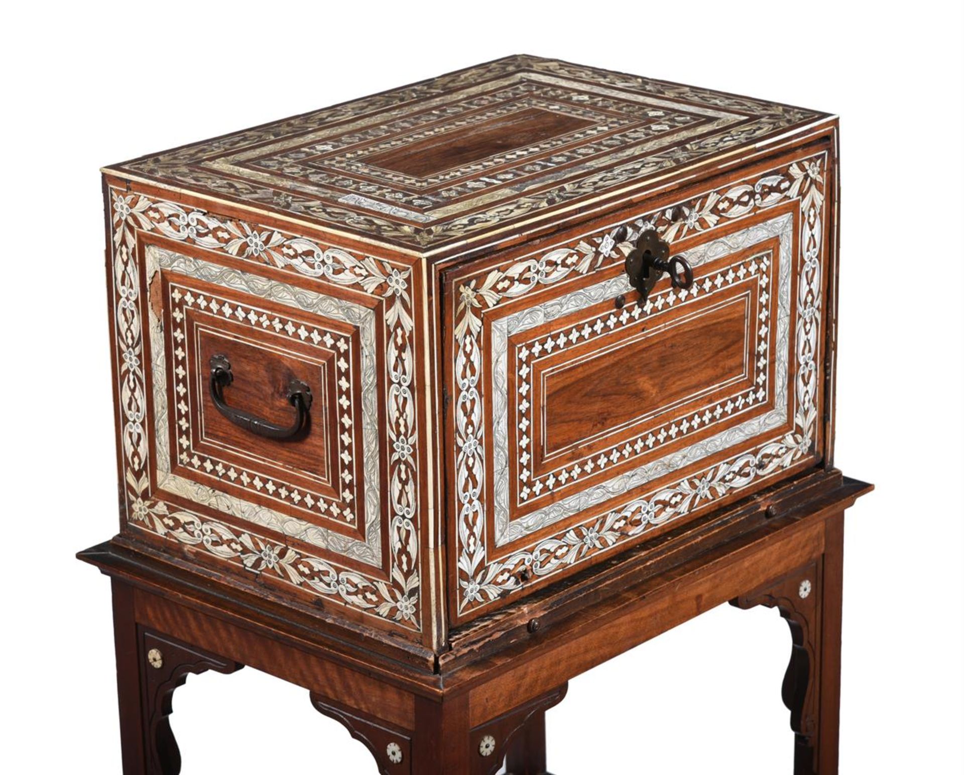 Y AN INDO-PORTUGUESE ROSEWOOD AND IVORY INLAID CABINET ON STAND, THE CABINET 17TH CENTURY - Bild 2 aus 3