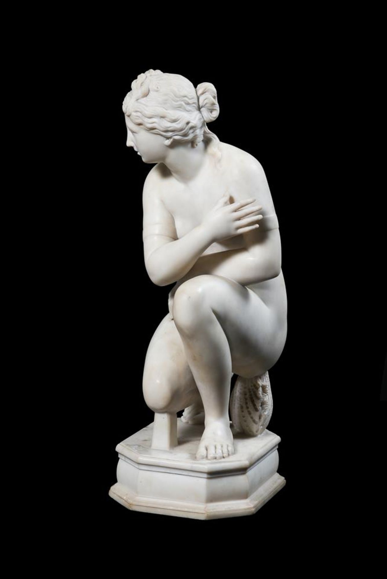 AFTER THE ANTIQUE, A CARVED MARBLE FIGURE OF THE CROUCHING VENUS, LATE 19TH OR EARLY 20TH CENTURY - Image 5 of 6