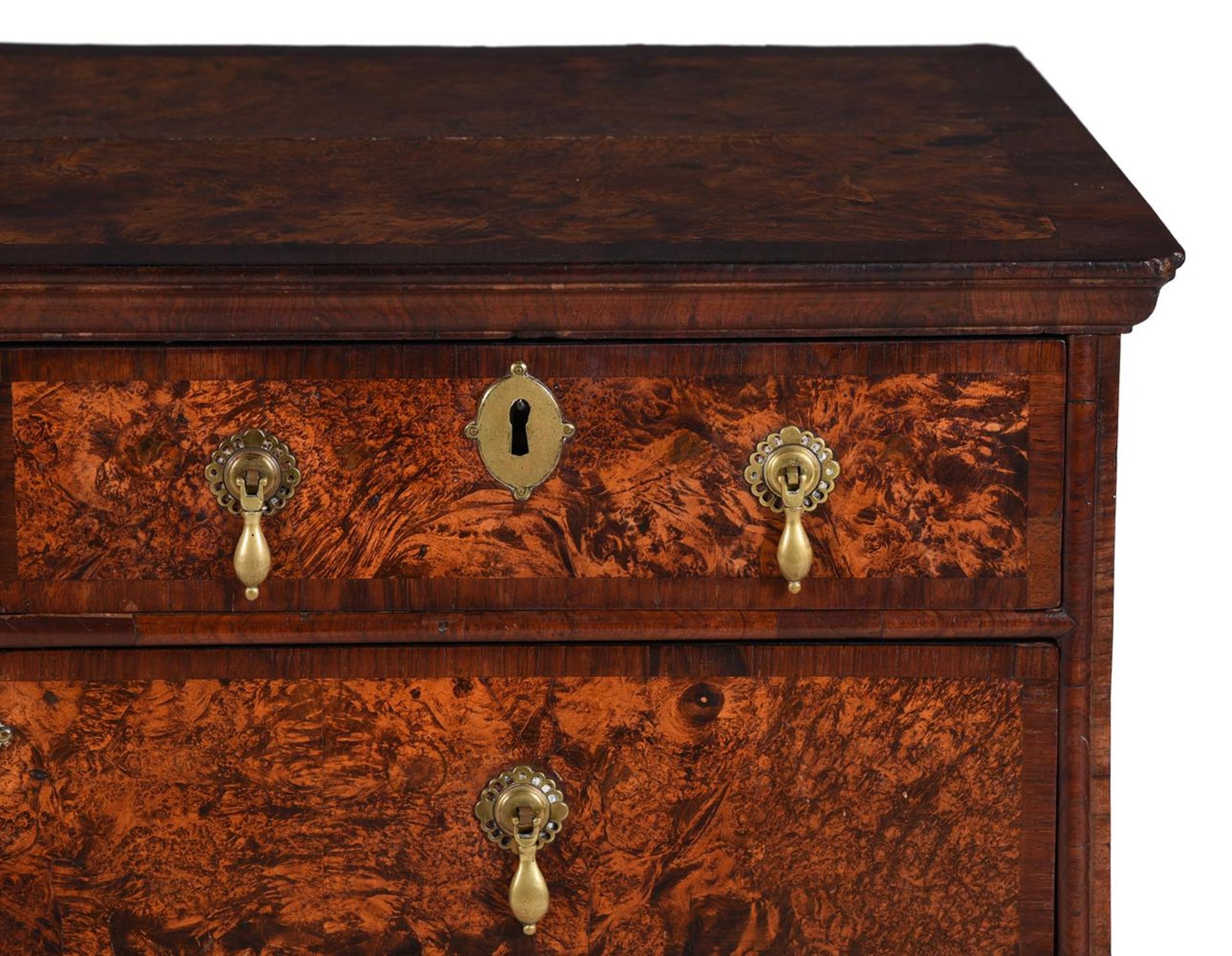 Y A QUEEN ANNE MULBERRY AND ROSEWOOD CROSSBANDED CHEST OF DRAWERS, CIRCA 1710 - Image 2 of 4