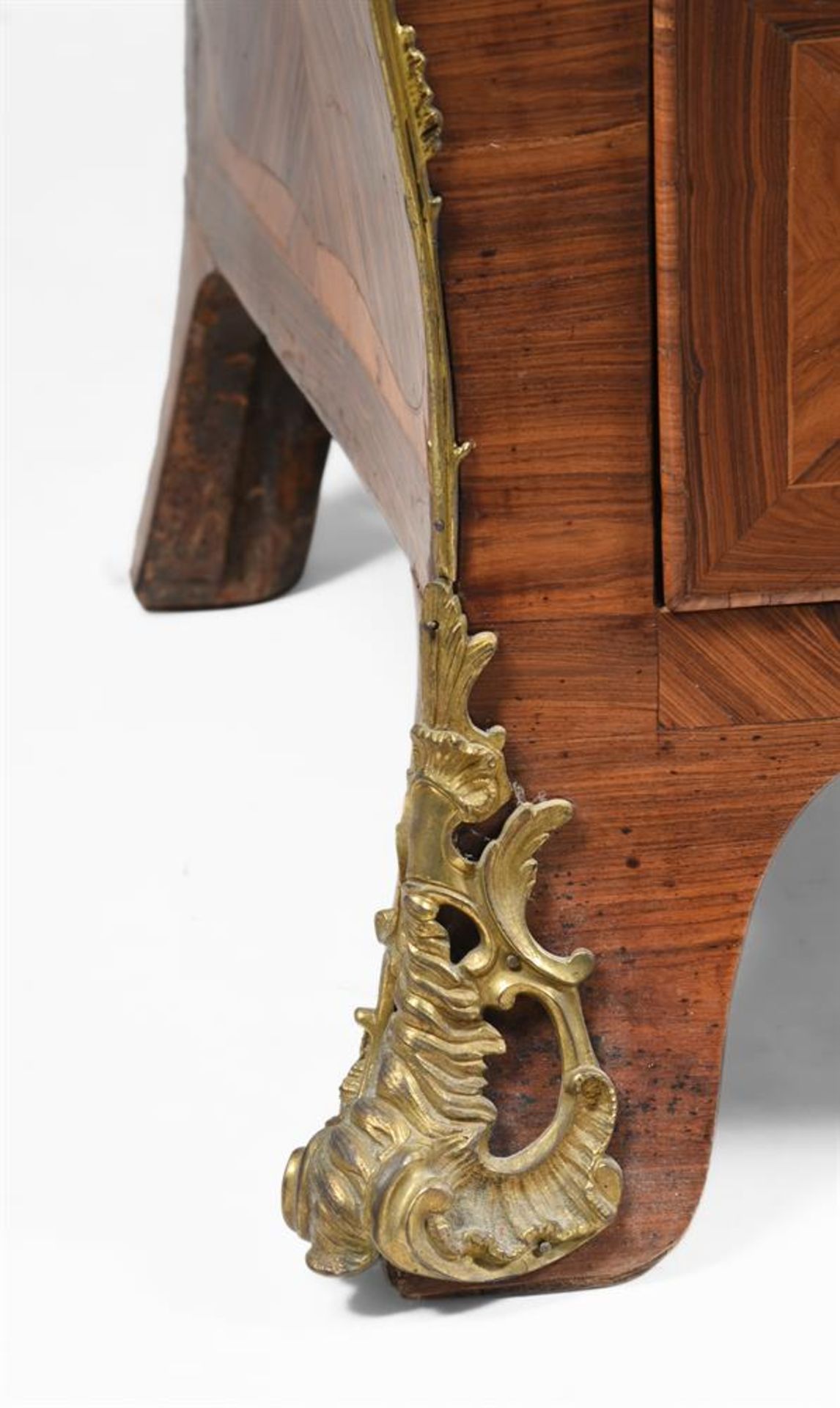 Y A LOUIS XV KINGWOOD, TULIPWOOD PARQUETRY AND GILT METAL MOUNTED COMMODE, FIRST HALF 18TH CENTURY - Bild 5 aus 6
