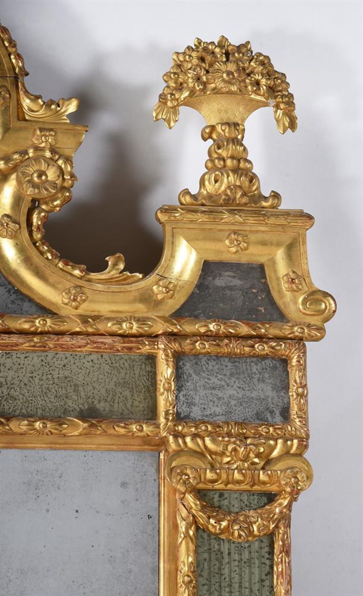 A LARGE CONTINENTAL CARVED GILTWOOD MIRROR, IN THE MANNER OF BURCHARD PRECHT - Image 6 of 7