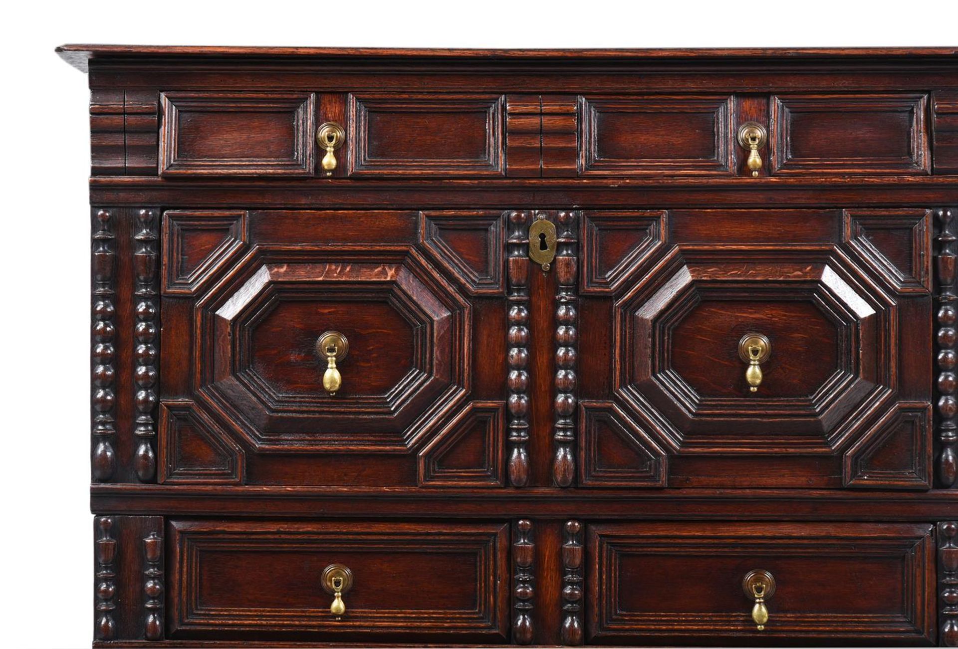 A CHARLES II OAK CHEST OF DRAWERS, CIRCA 1660 - Bild 2 aus 4