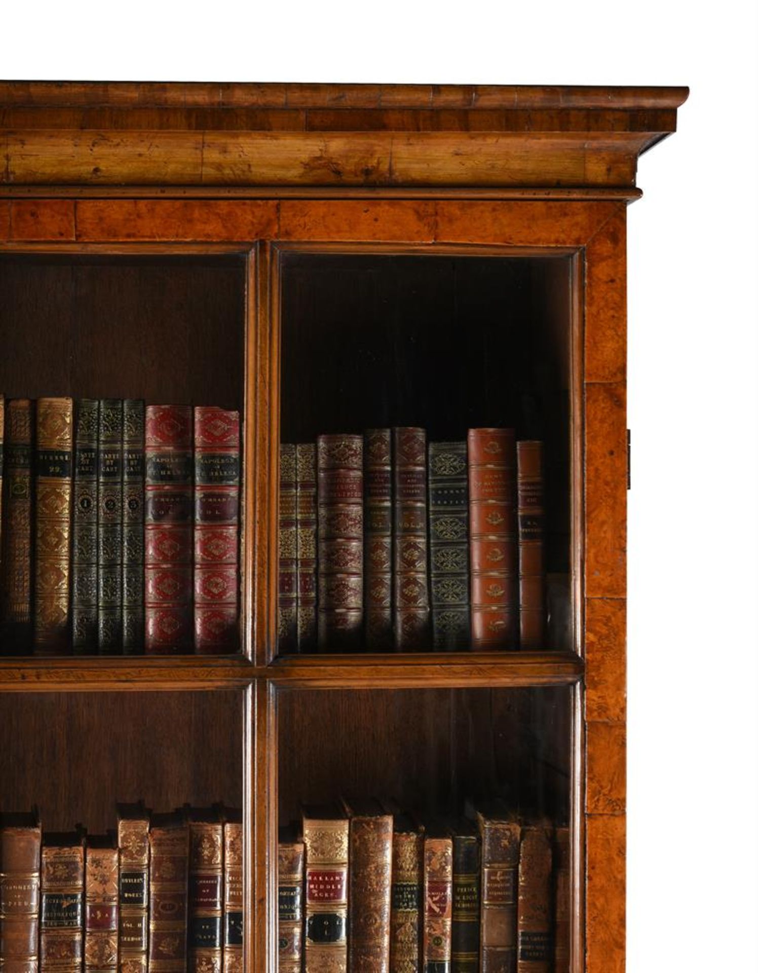 A QUEEN ANNE WALNUT, BURR WALNUT AND FEATHER BANDED BOOKCASE OR DISPLAY CABINET, CIRCA 1710 - Bild 2 aus 4
