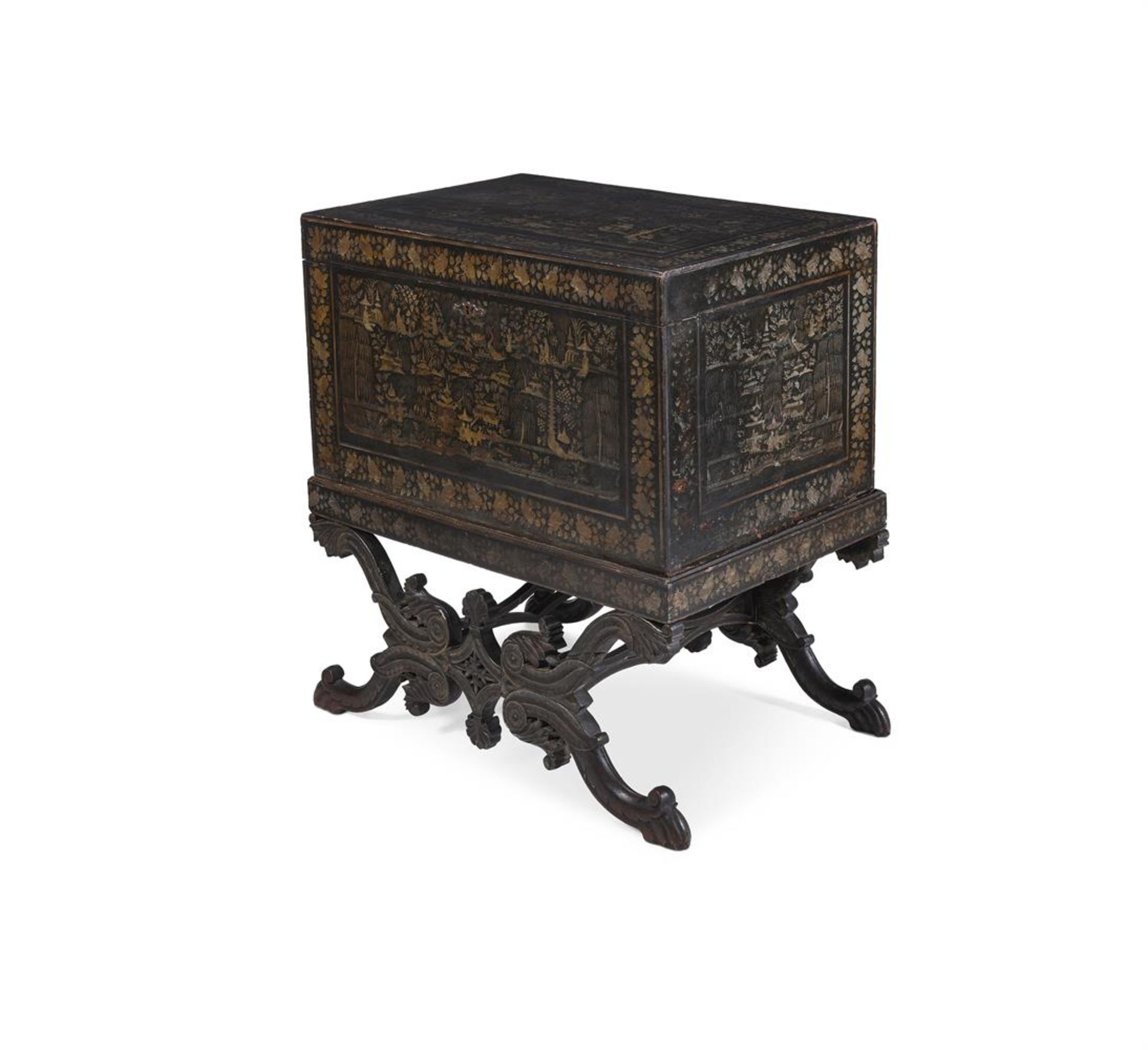 AN ANGLO-INDIAN BLACK LACQUER AND GILT CHINOISERIE DECORATED CHEST ON CARVED STAND, 19TH CENTURY - Bild 3 aus 6