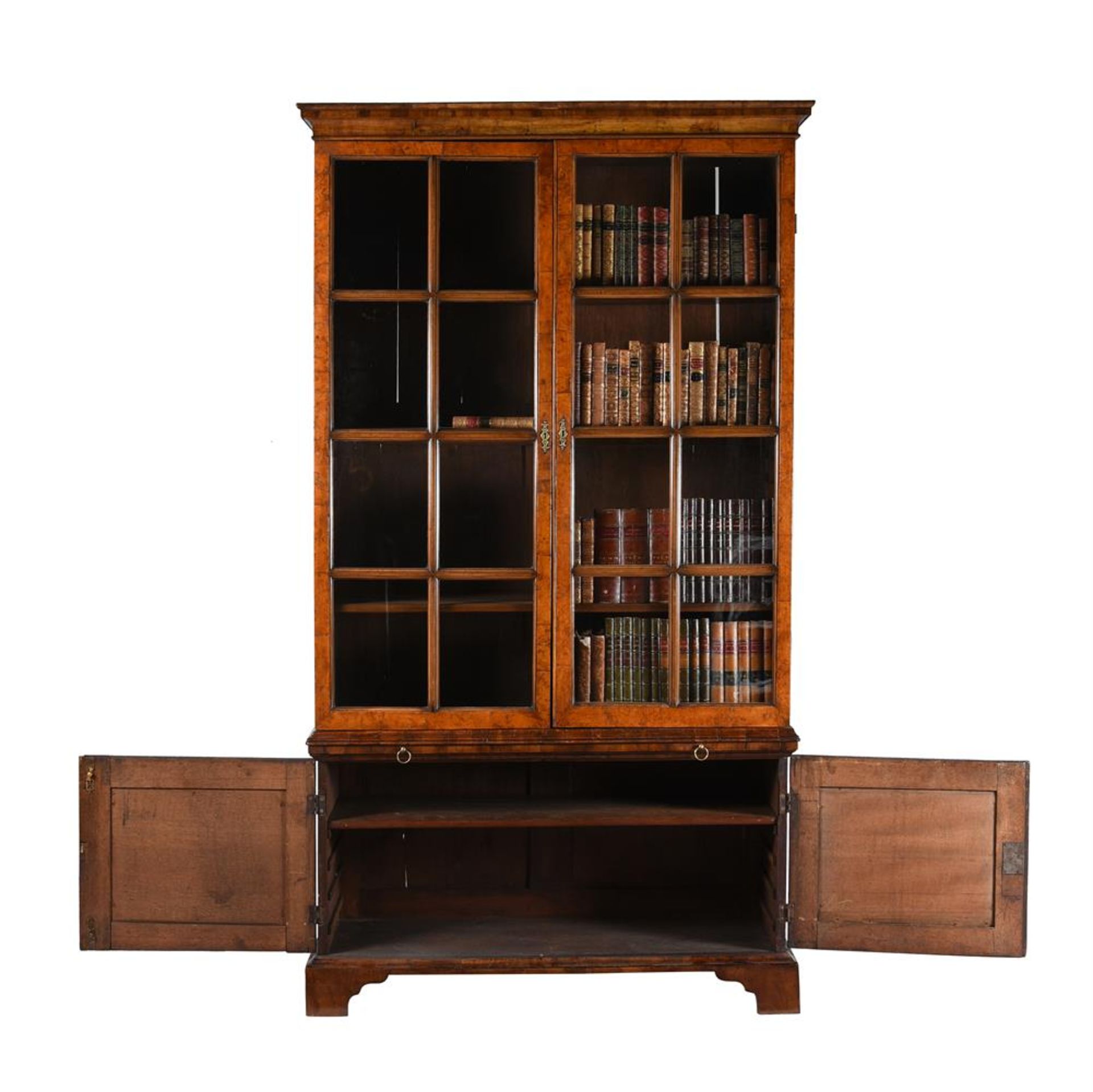 A QUEEN ANNE WALNUT, BURR WALNUT AND FEATHER BANDED BOOKCASE OR DISPLAY CABINET, CIRCA 1710 - Bild 4 aus 4