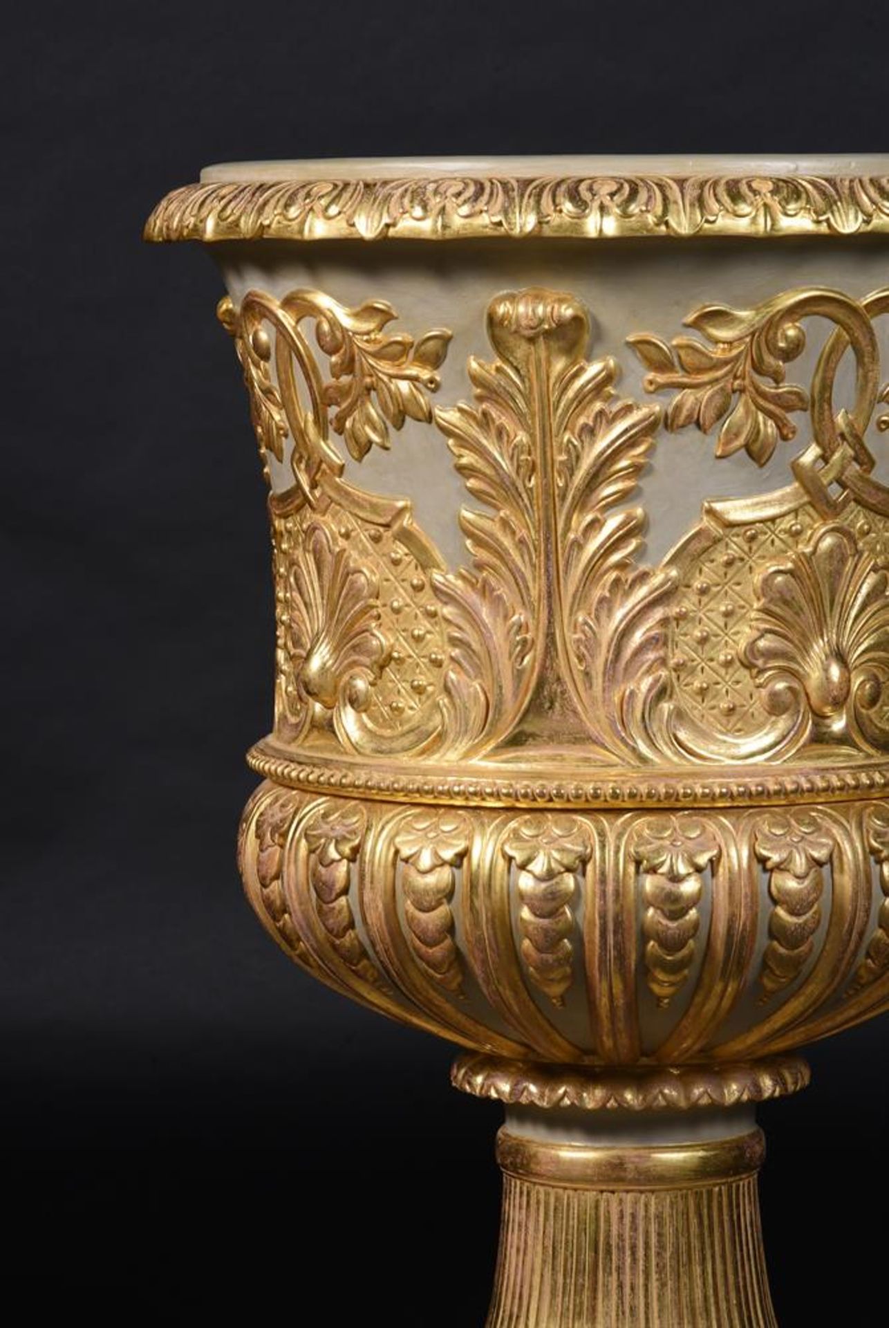 A SET OF FOUR CARVED WOOD, GESSO AND PARCEL GILT URNS, IN THE MANNER OF WILLIAM KENT - Bild 4 aus 6