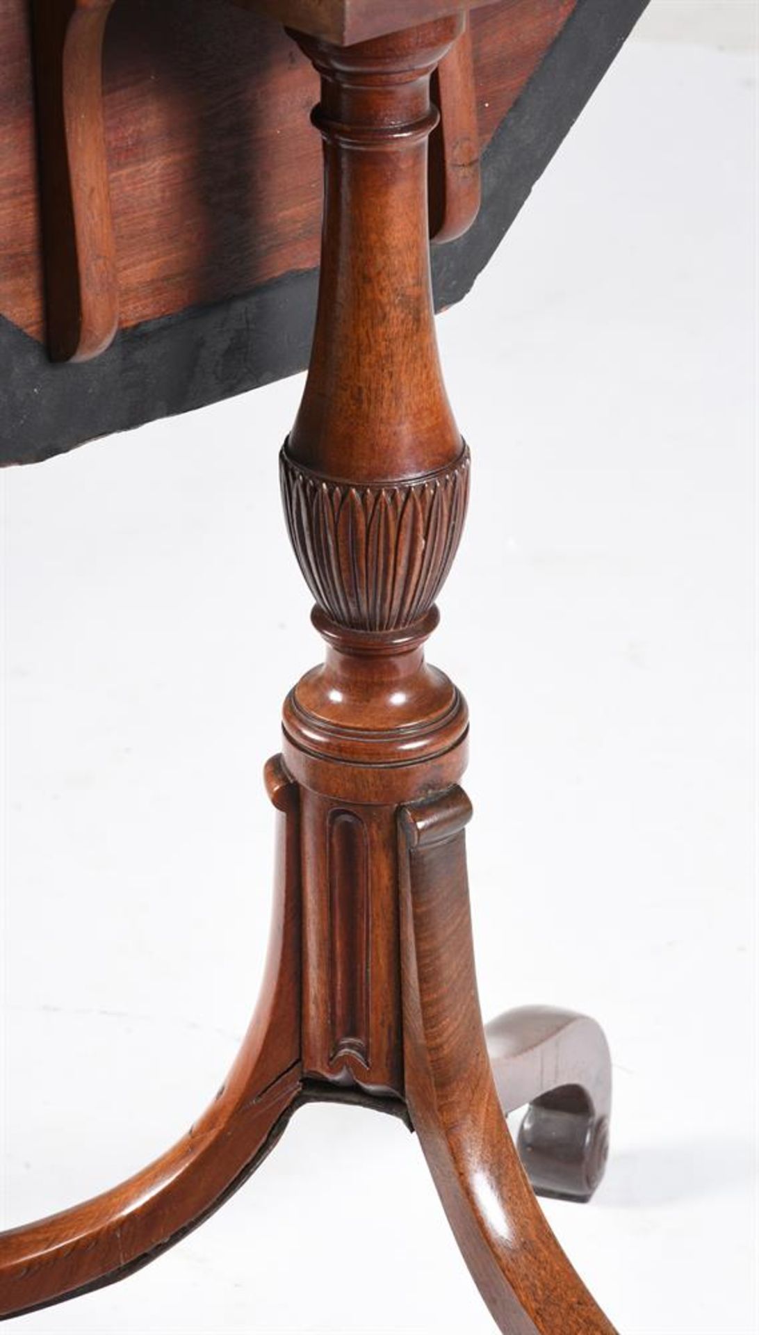 A GEORGE III MAHOGANY AND CROSSBANDED TRIPOD TABLE, IN THE MANNER OF THOMAS CHIPPENDALE, CIRCA 1790 - Image 3 of 4