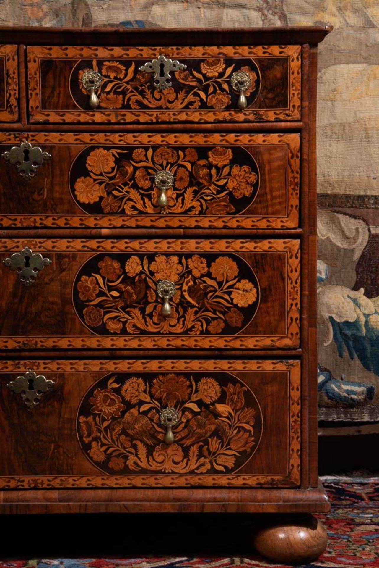 A WILLIAM & MARY WALNUT AND MARQUETRY CHEST OF DRAWERS, CIRCA 1690 - Bild 3 aus 6