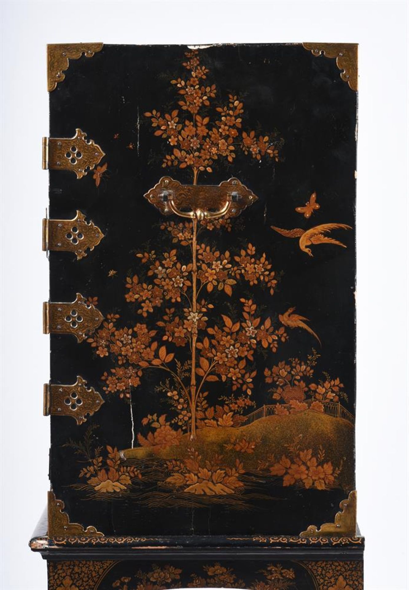A BLACK LACQUER AND GILT CHINOISERIE DECORATED CABINET ON STAND, 18TH CENTURY - Image 4 of 7