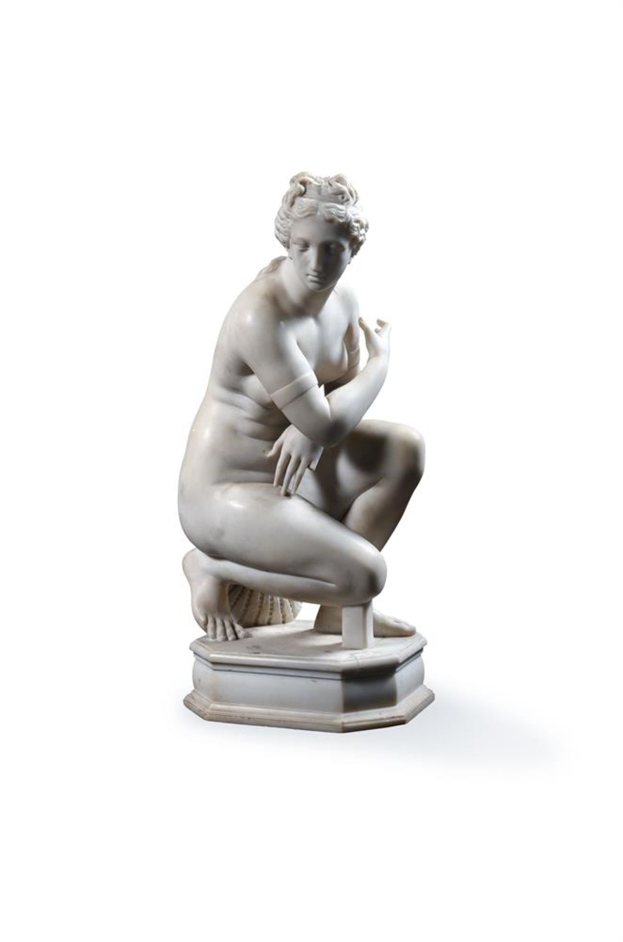 AFTER THE ANTIQUE, A CARVED MARBLE FIGURE OF THE CROUCHING VENUS, LATE 19TH OR EARLY 20TH CENTURY - Image 6 of 6