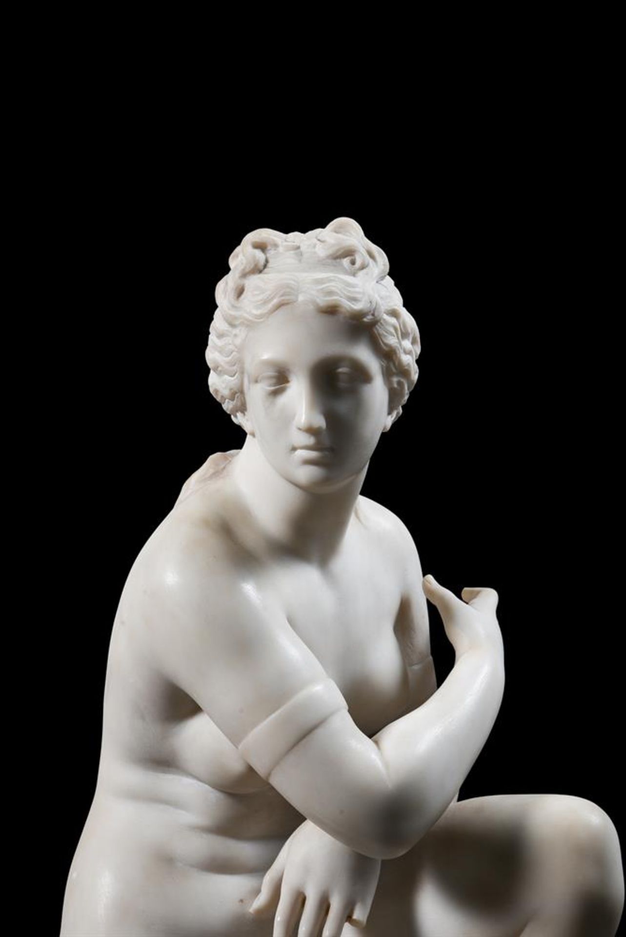 AFTER THE ANTIQUE, A CARVED MARBLE FIGURE OF THE CROUCHING VENUS, LATE 19TH OR EARLY 20TH CENTURY - Image 3 of 6