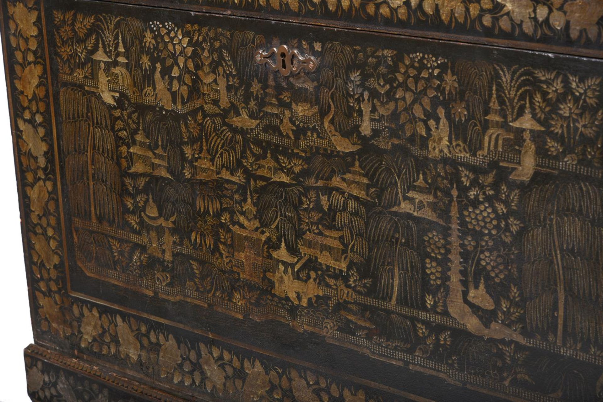 AN ANGLO-INDIAN BLACK LACQUER AND GILT CHINOISERIE DECORATED CHEST ON CARVED STAND, 19TH CENTURY - Bild 5 aus 6