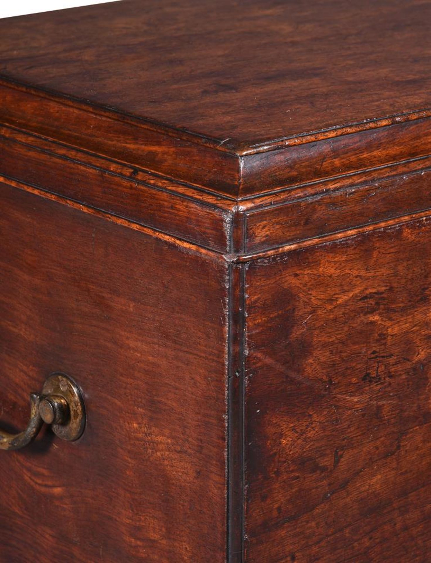 A GEORGE III MAHOGANY MULE CHEST ON STAND, IN THE MANNER OF THOMAS CHIPPENDALE, CIRCA 1760 - Bild 3 aus 4