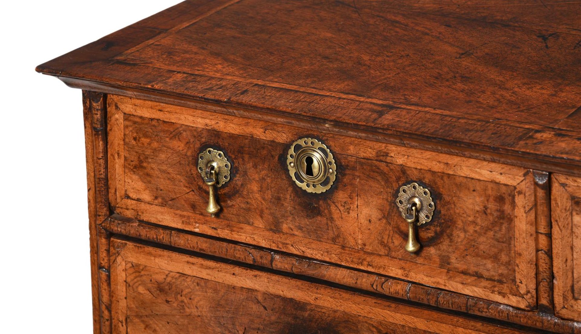 A WILLIAM & MARY FIGURED WALNUT AND FEATHERBANDED CHEST OF DRAWERS, CIRCA 1700 - Bild 4 aus 4