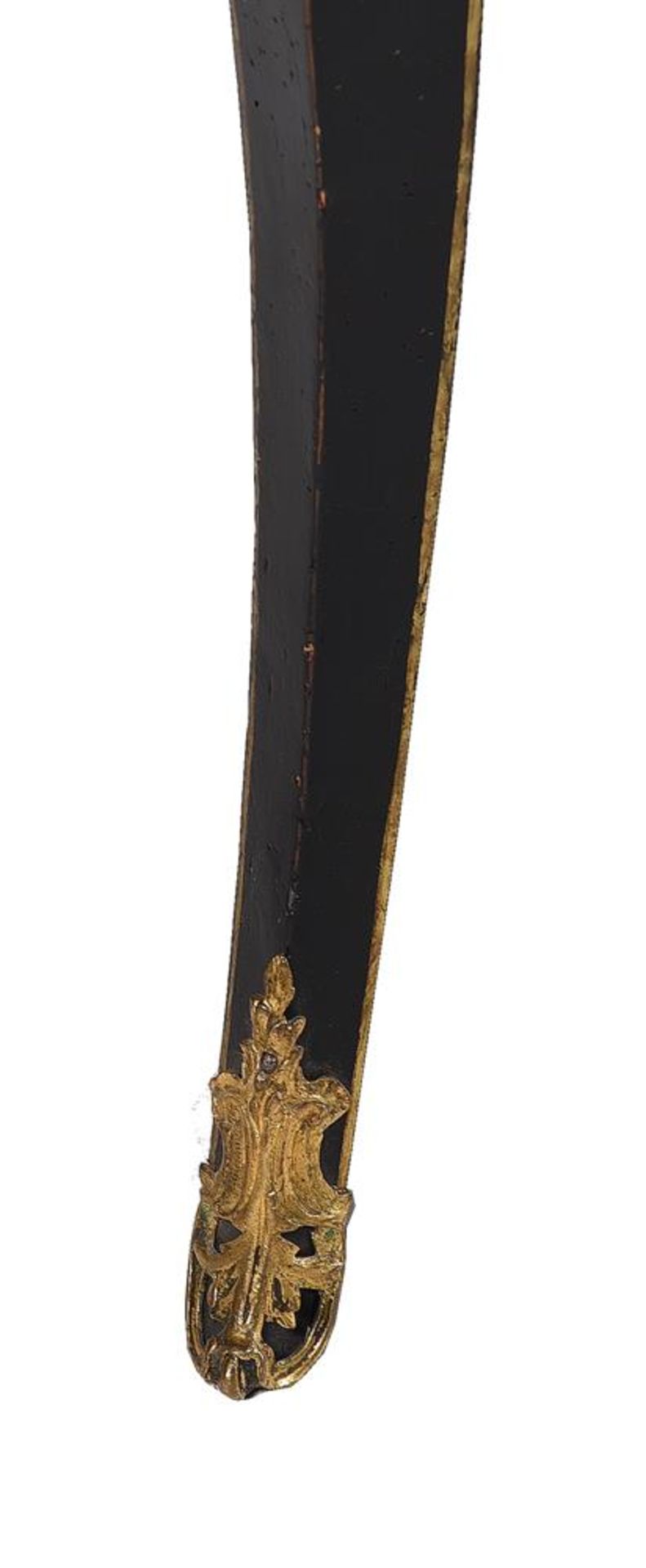 A LOUIS XV BLACK JAPANNED, GILT DECORATED AND ORMOLU MOUNTED BUREAU PLAT, MID 18TH CENTURY - Bild 4 aus 4