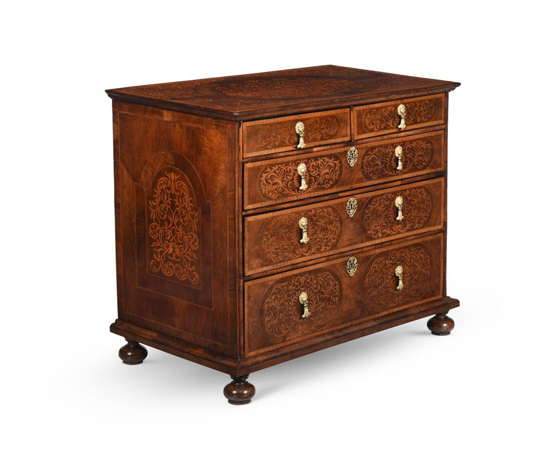 A FINE WILLIAM & MARY WALNUT AND SEAWEED MARQUETRY CHEST OF DRAWERS, CIRCA 1690 - Image 4 of 9
