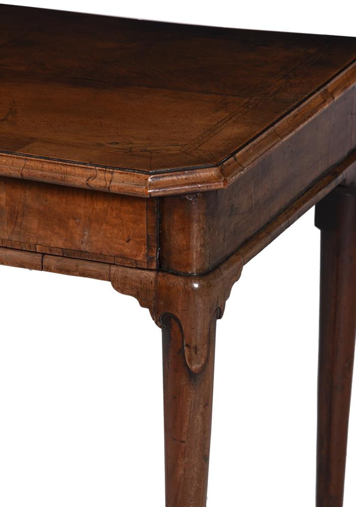 A GEORGE II WALNUT, CROSSBANDED AND FEATHERBANDED SIDE TABLE, CIRCA 1730 - Bild 4 aus 6