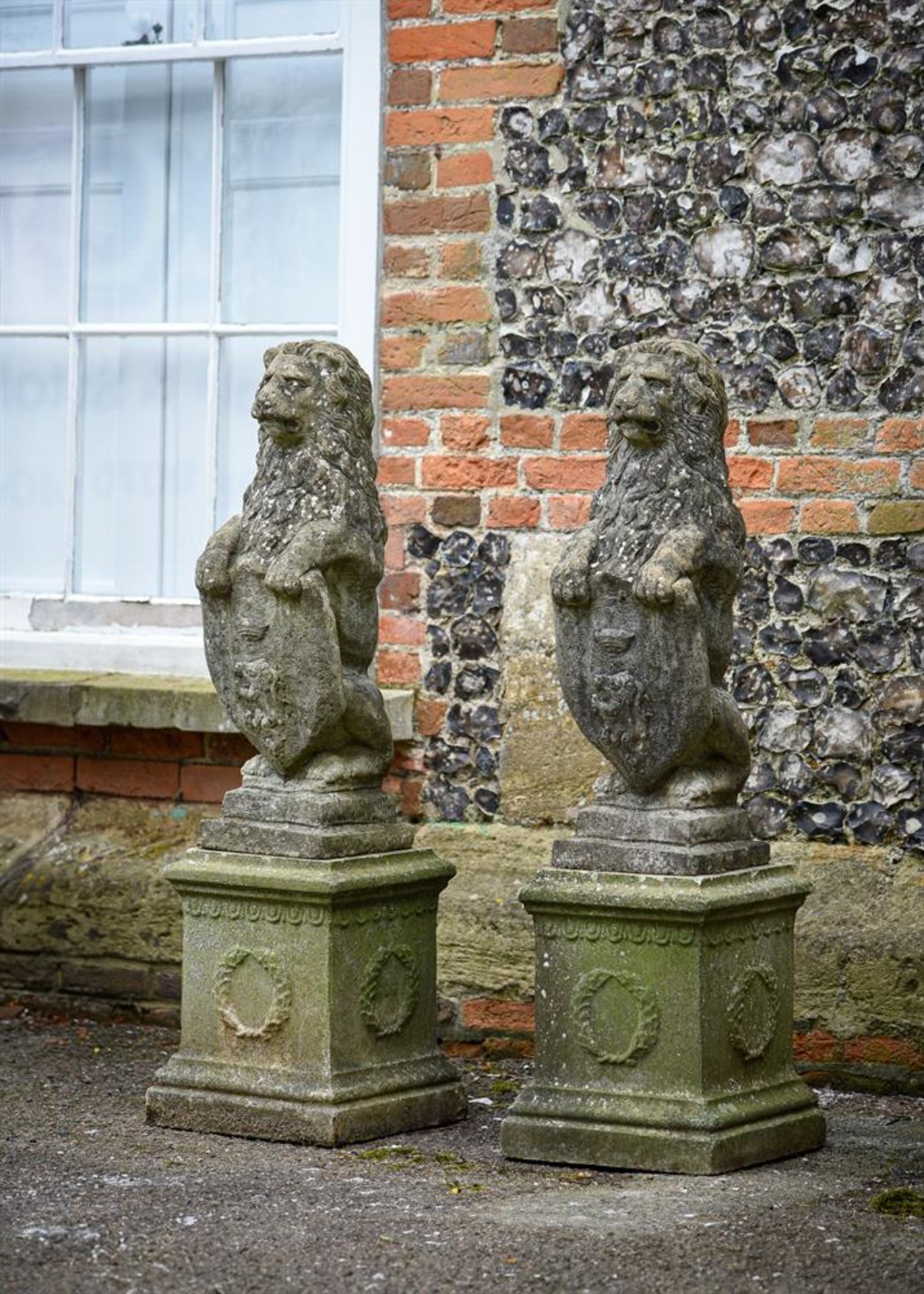 A PAIR OF COMPOSITION STONE HERALDIC LIONS, 20TH CENTURY - Image 2 of 3