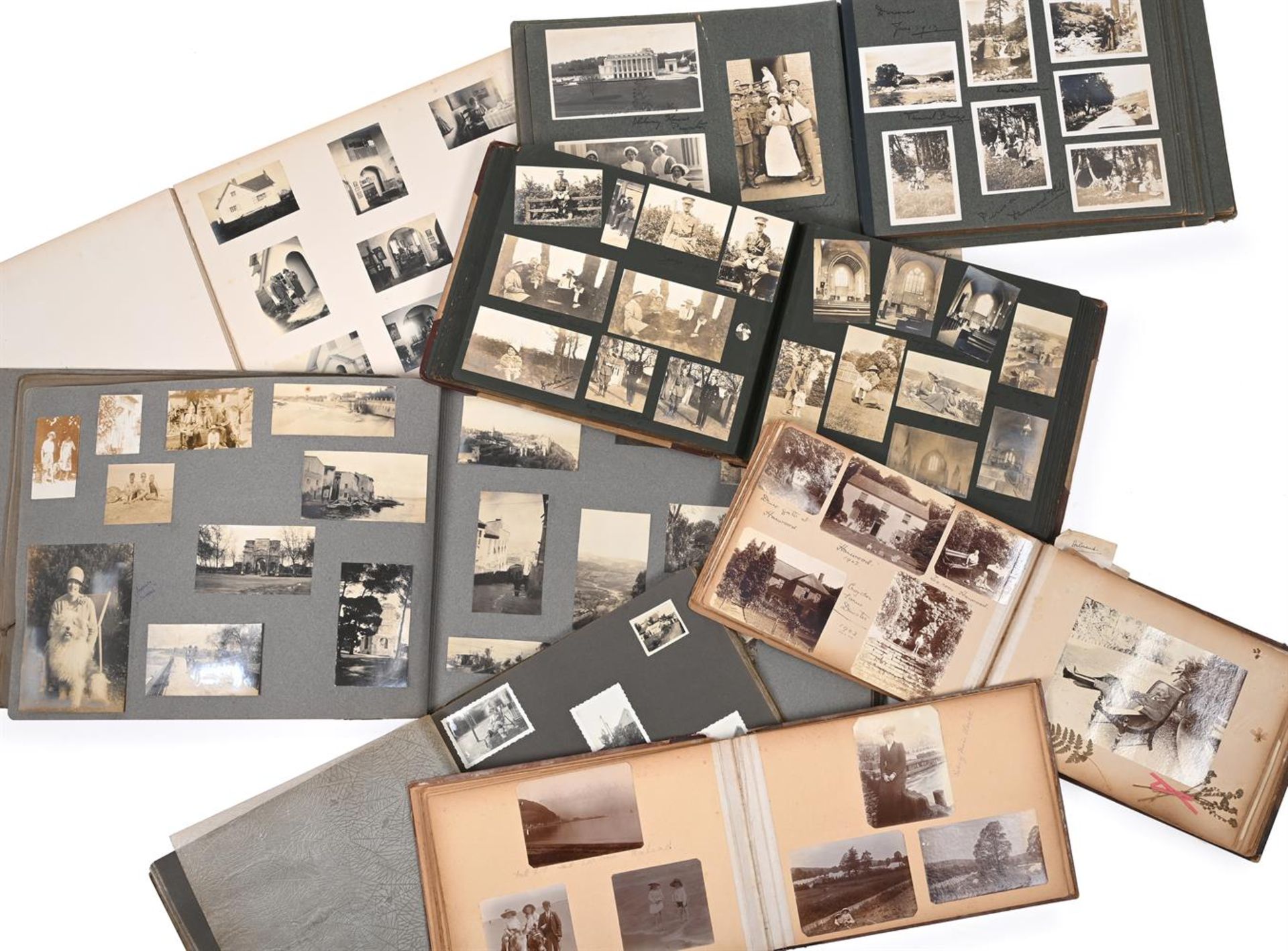 A LARGE QUANTITY OF PHOTO ALBUMS RELATING TO THE CLUYSENAAR FAMILY - Bild 2 aus 3