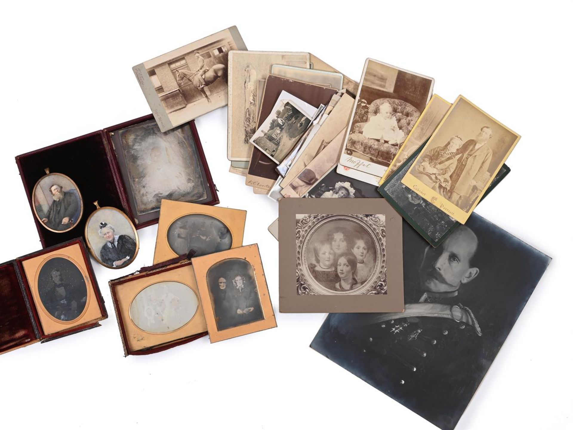 A LARGE QUANTITY OF PHOTO ALBUMS RELATING TO THE CLUYSENAAR FAMILY - Bild 3 aus 3