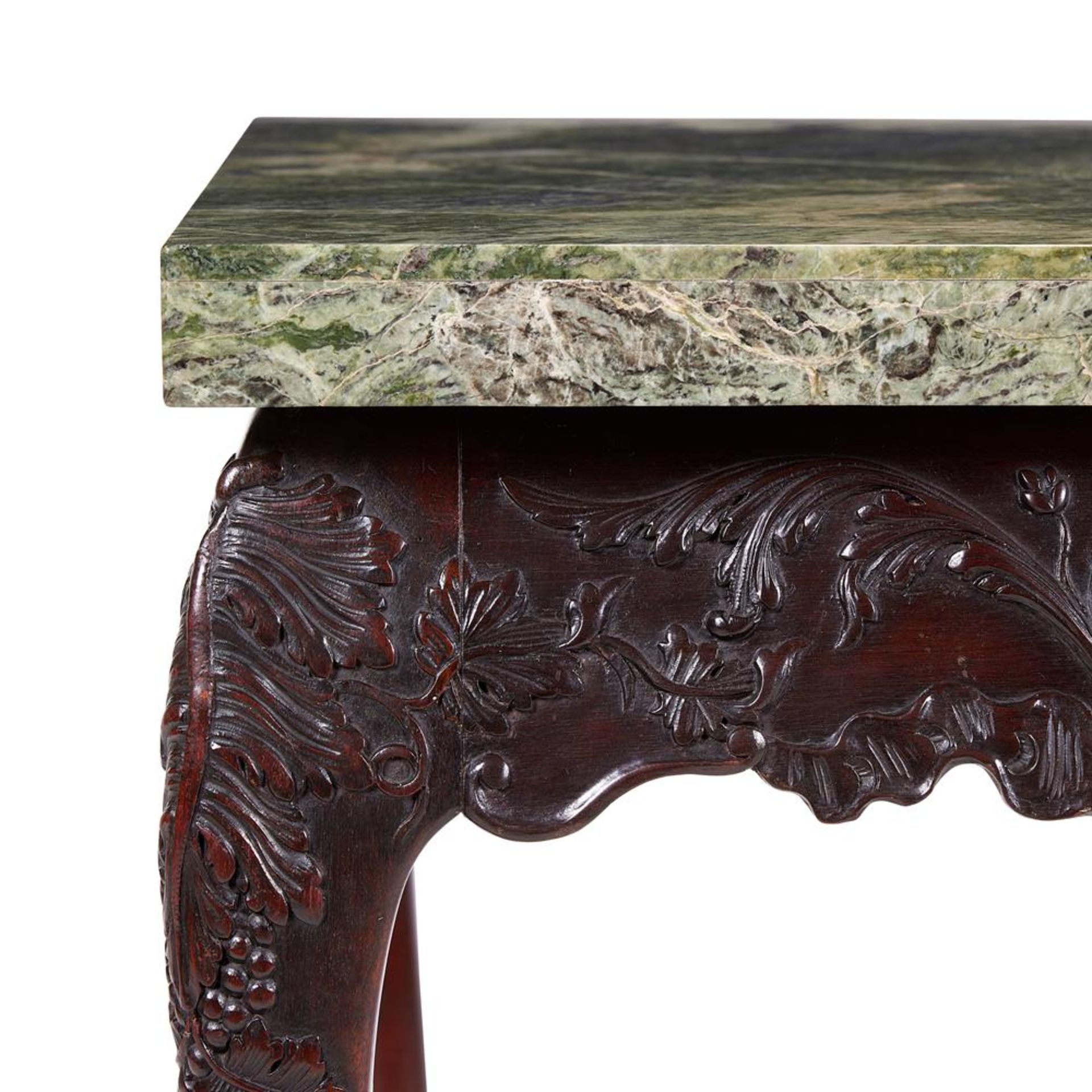 A CARVED MAHOGANY CONSOLE TABLE IN THE GEORGE II IRISH STYLE, LATE 19TH CENTURY - Bild 4 aus 5