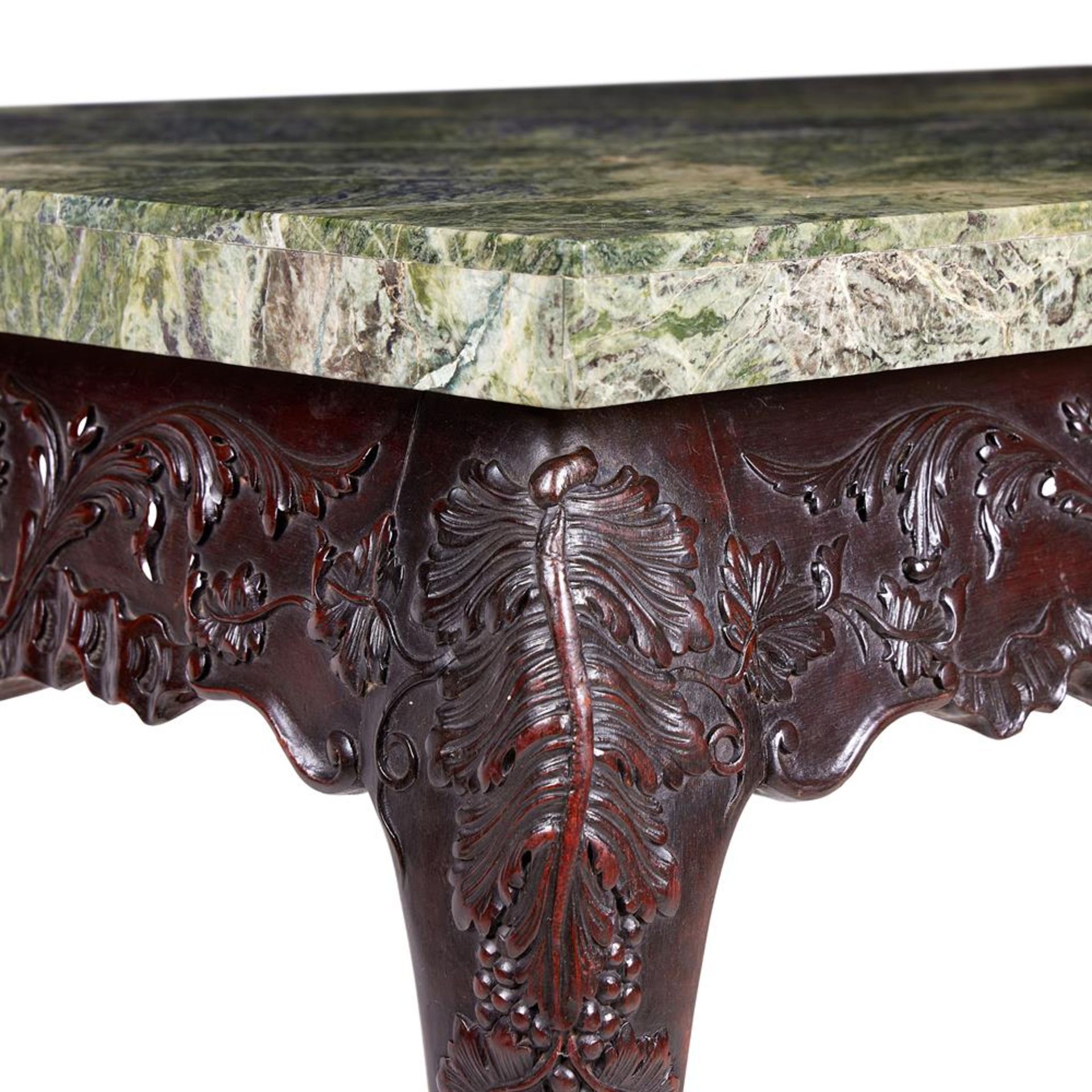 A CARVED MAHOGANY CONSOLE TABLE IN THE GEORGE II IRISH STYLE, LATE 19TH CENTURY - Bild 5 aus 5