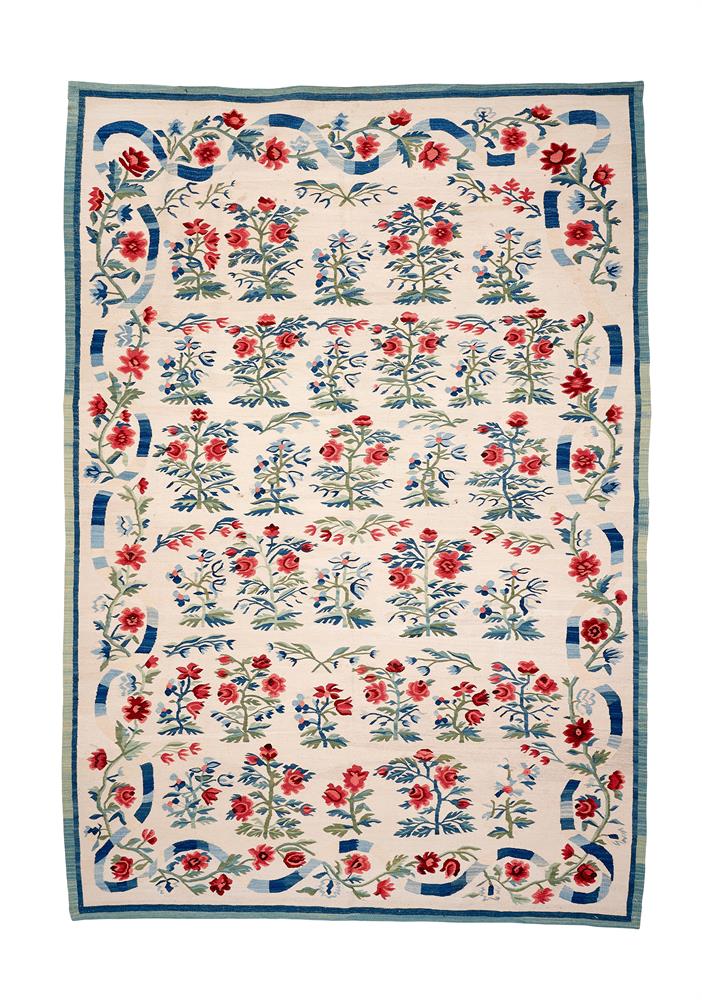 A FLATWEAVE FLORAL PATTERNED RUG