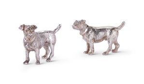 A PAIR OF EDWARDIAN SILVER DOG PEPPERETTES
