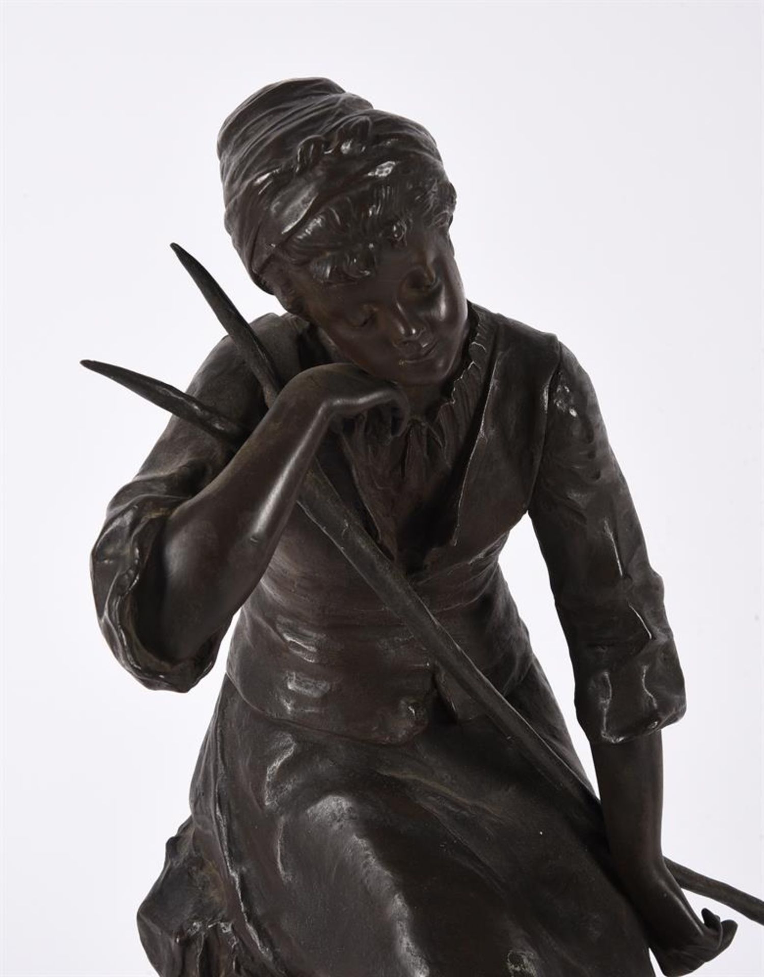 A CONTINENTAL BRONZE FIGURE OF A FEMALE FARMHAND NAPPING, LATE 19TH CENTURY - Image 2 of 2