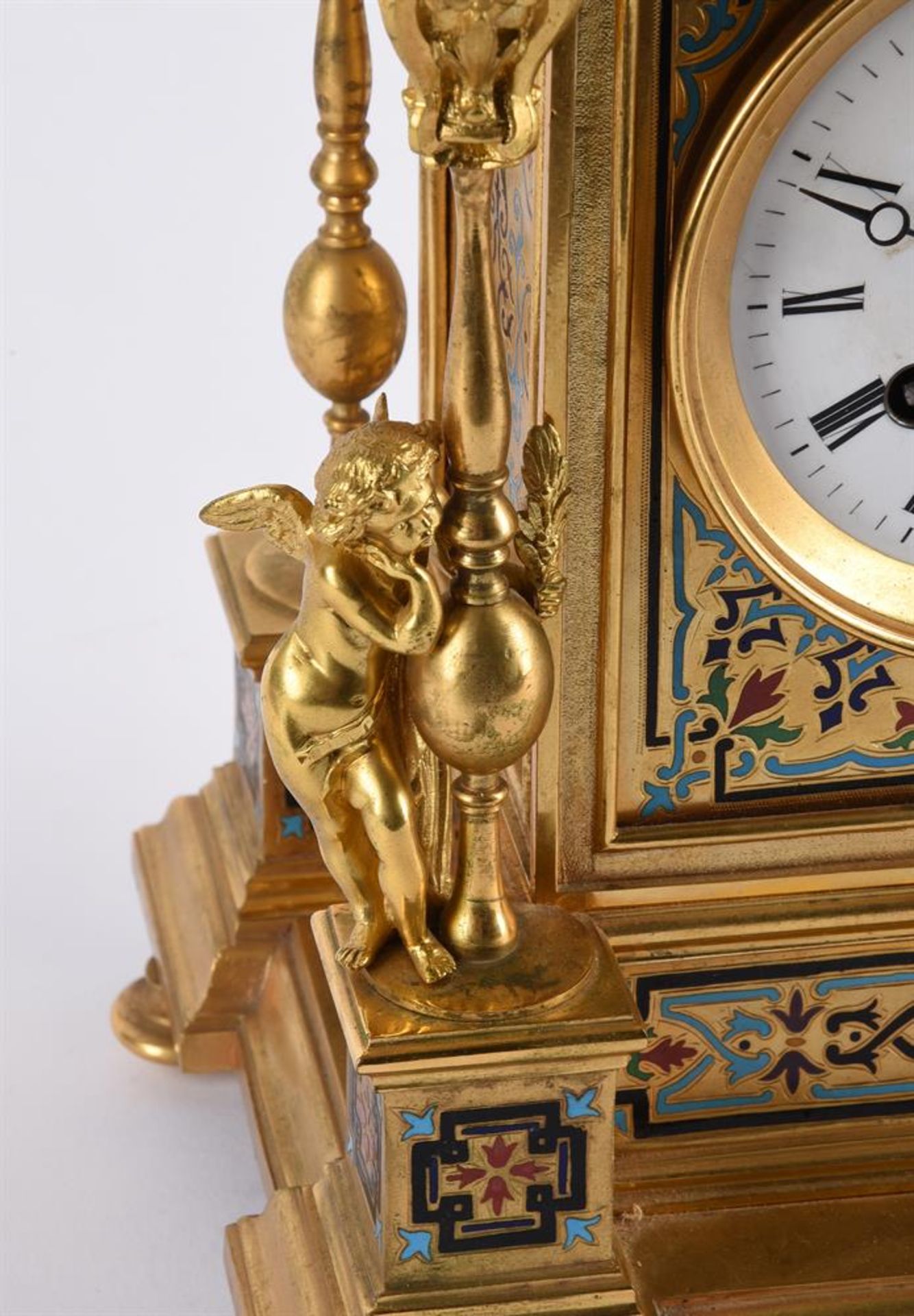 A FRENCH GILT METAL AND CHAMPLEVE ENAMEL MANTEL CLOCK, LATE 19TH CENTURY - Bild 2 aus 2